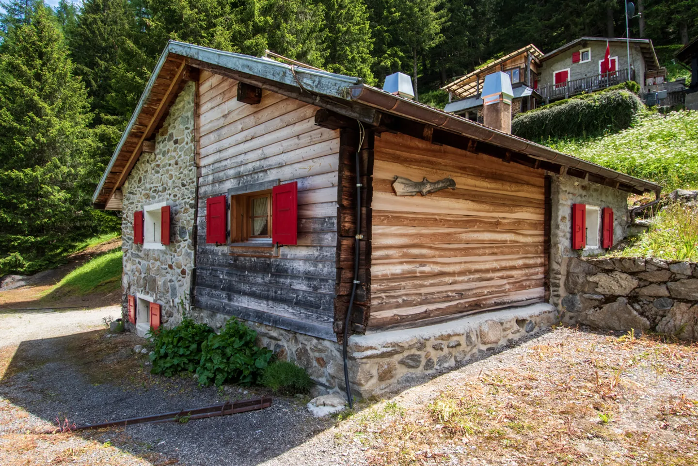 Chalet da ristrutturare nel cuore della natura - Foto 1 di 13