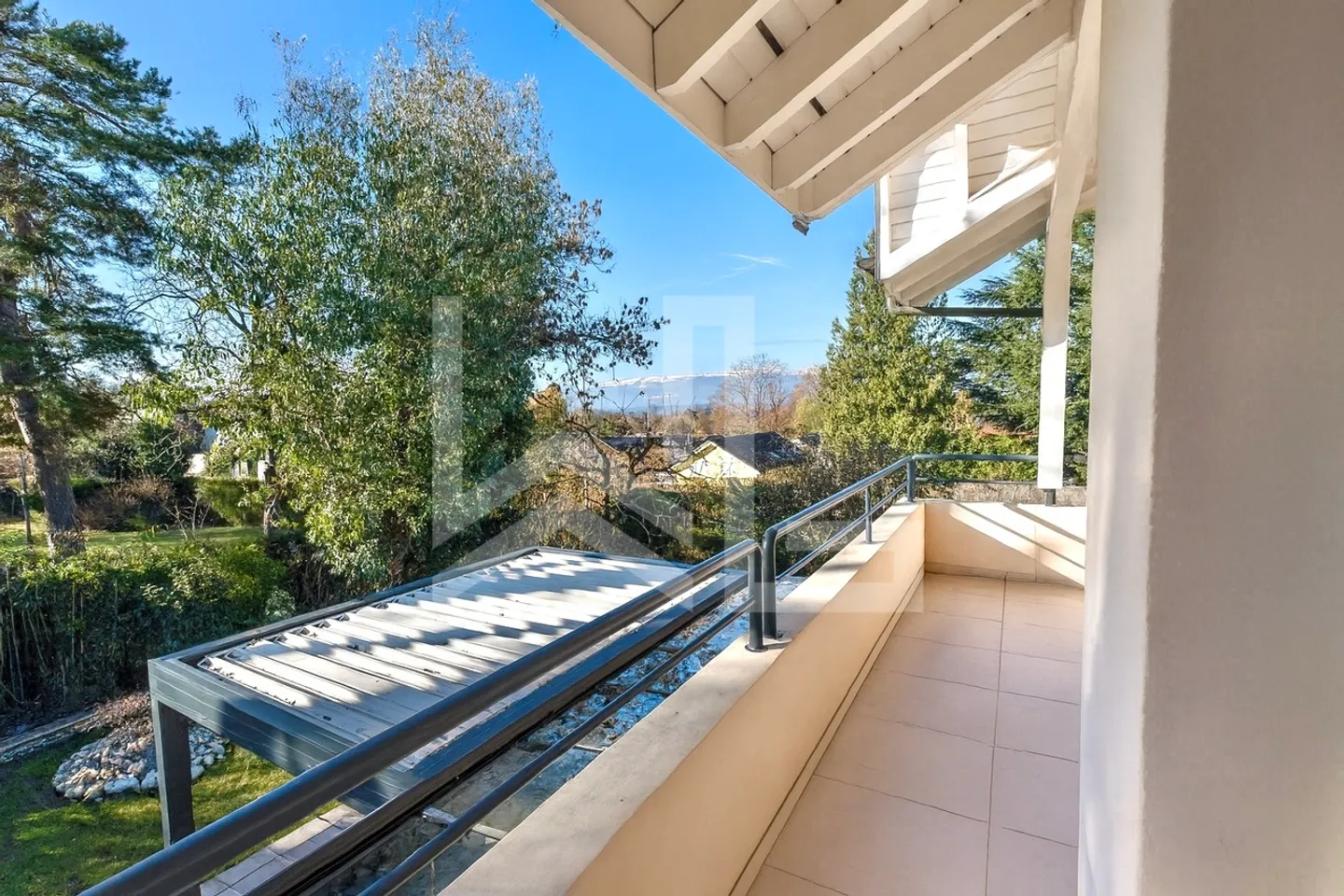 Villa familiale à Corsier : luminosité, espace et bien-être - Photo 12 sur 13