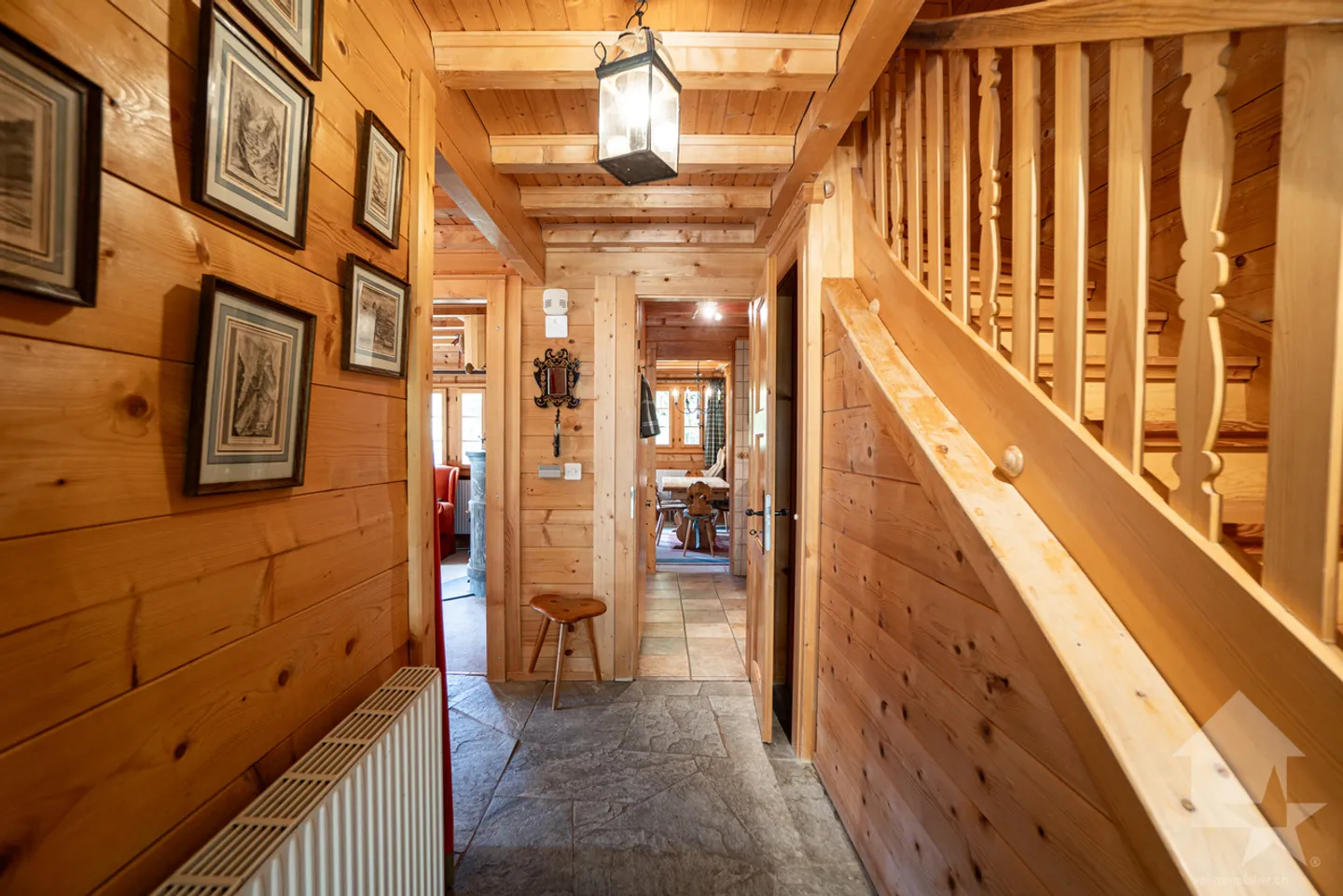 Charmantes Chalet mit zwei Wohnungen - eine 5.5-Zimmer-Maisonettewohnung und eine 2.5-Zimmer-Wohnung im Erdgeschoss - Foto 3 von 13