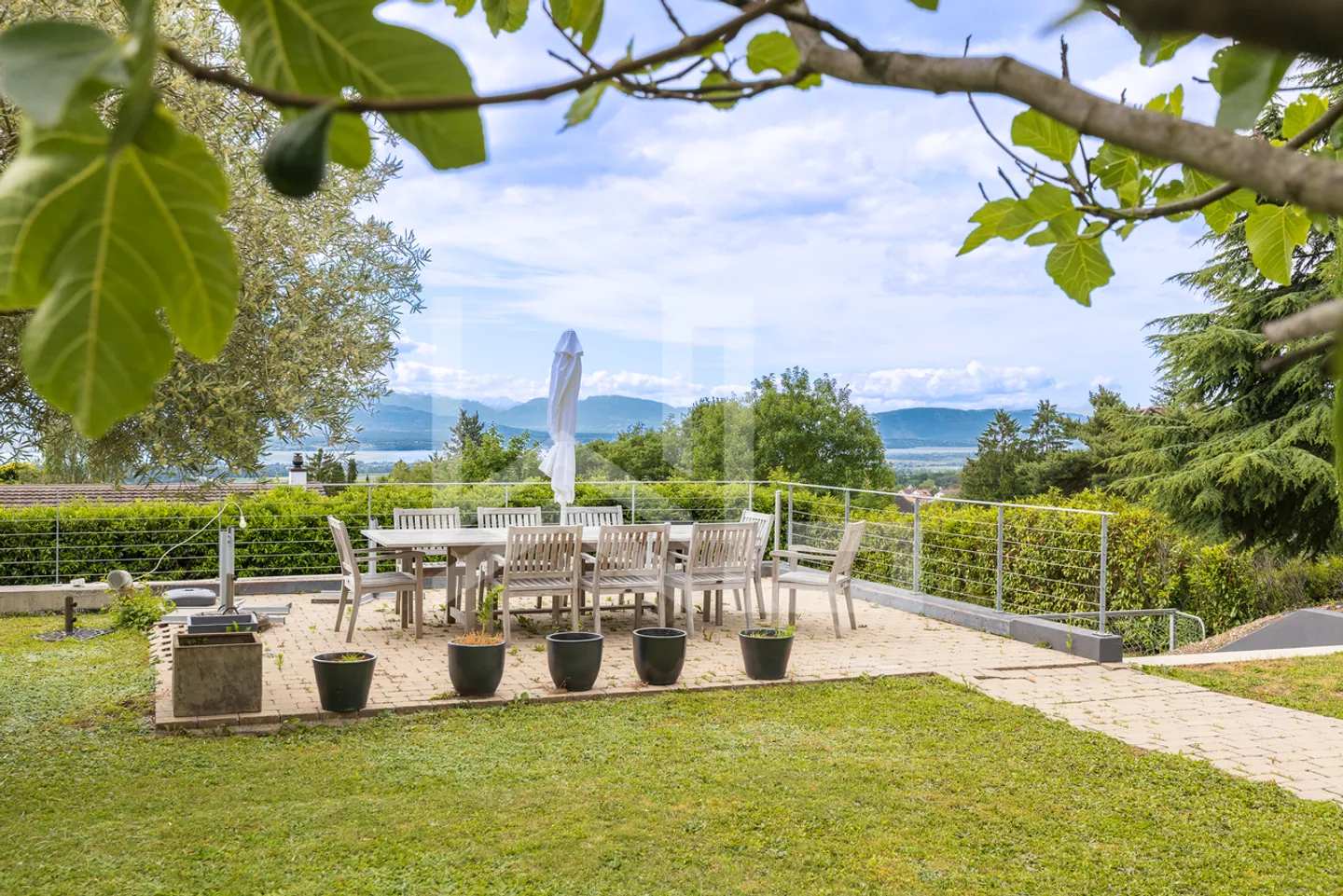 Gros potentiel pour cette propriété avec vue lac - Foto 2 di 2