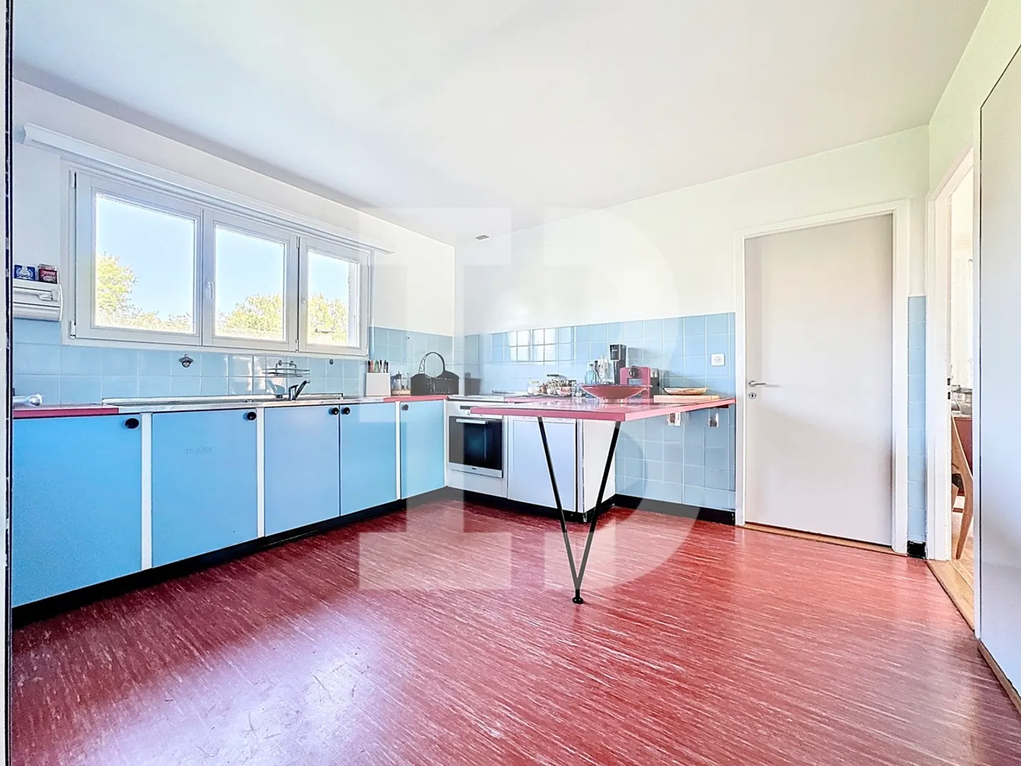 Charming individual villa with pool and great potential - Photo 3 of 9