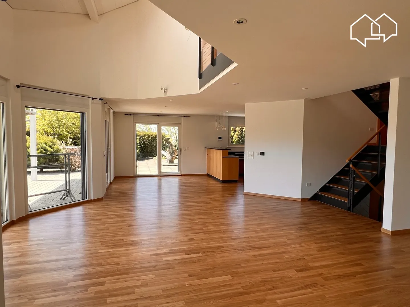 Detached 6.5 room villa with swimming pool in an idyllic setting - Photo 4 of 13