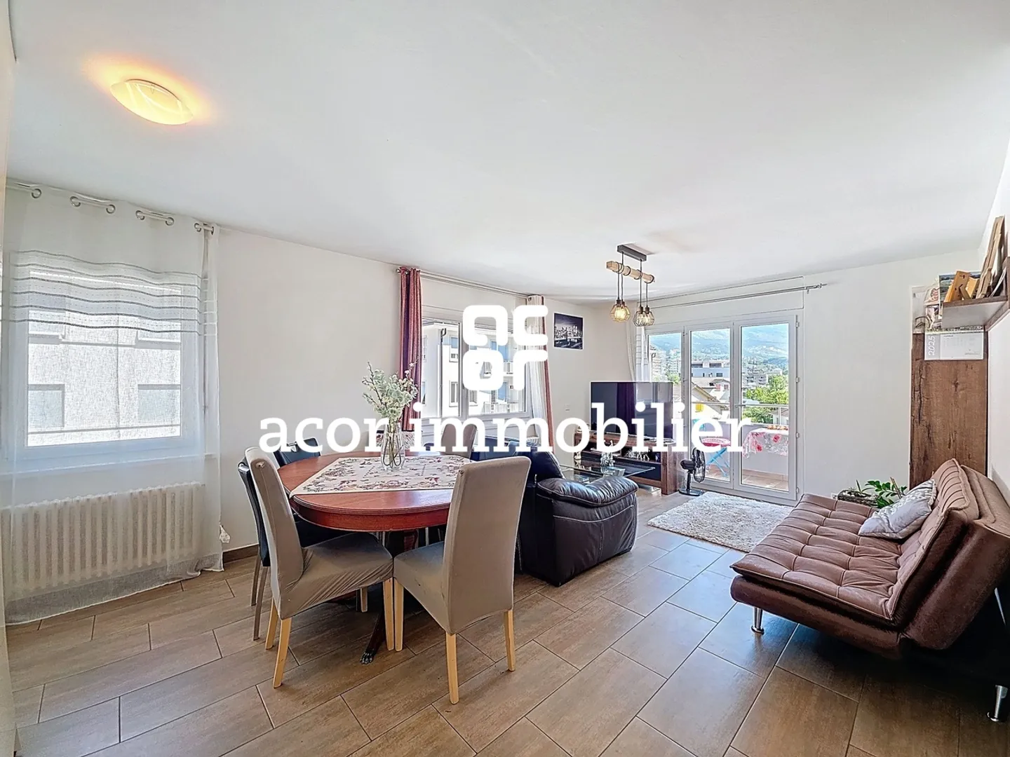 Renovated 4.5-room apartment with garage box - Photo 2 of 5