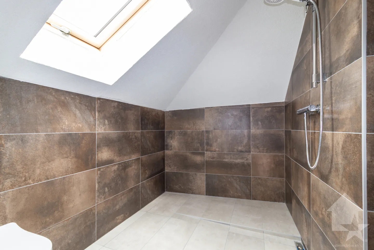 Fully renovated building in 2026 with a rental yield of 4.3% - Photo 13 of 13