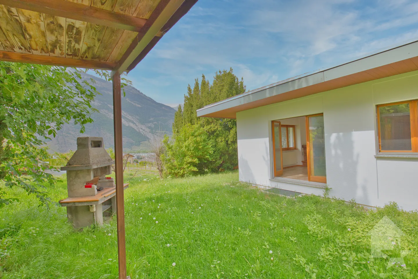 Villa traditionnelle avec grand sous-sol implantée sur une grande parcelle de 1'075 m2 - Photo 5 sur 13