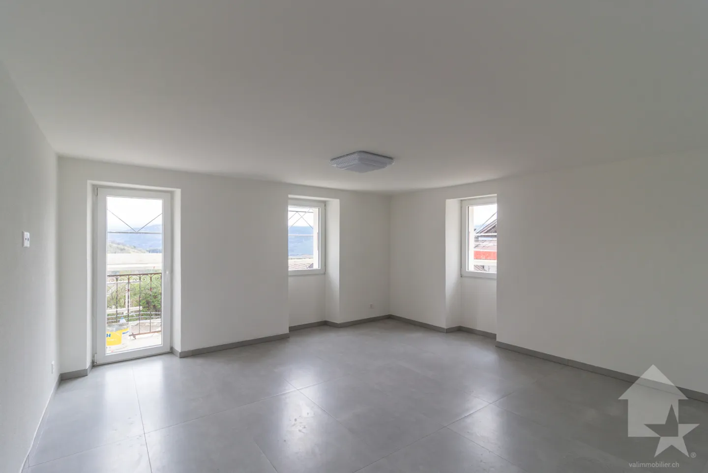 Fully renovated building in 2026 with a rental yield of 4.3% - Photo 4 of 13