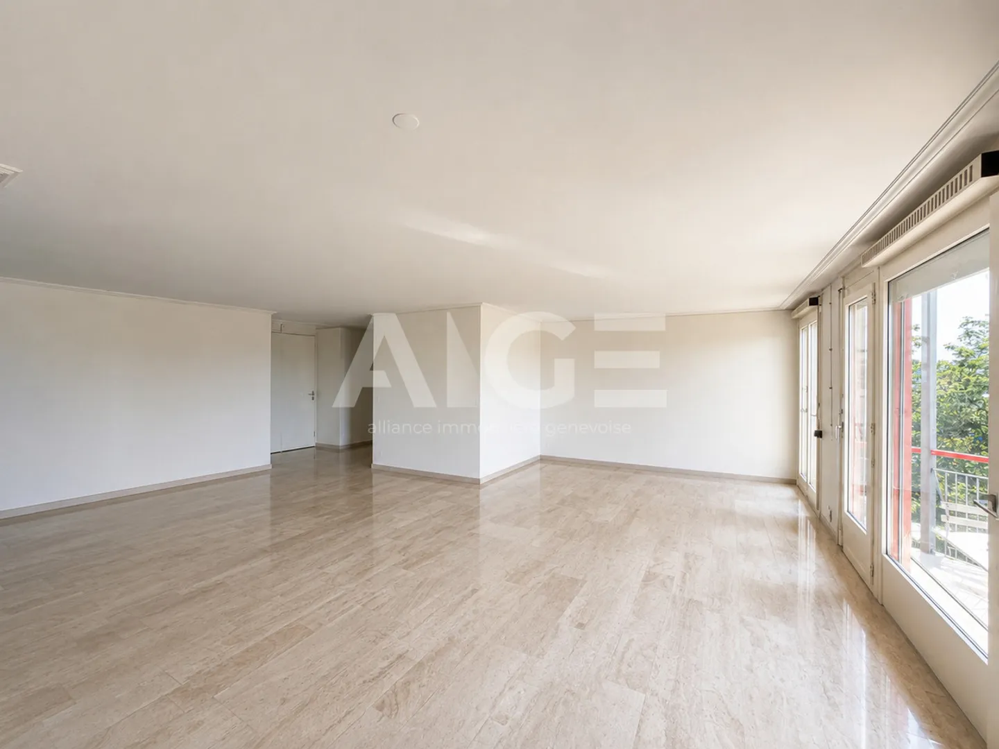 High-end apartment with lake view, close to the Collège du Léman - Photo 3 of 4