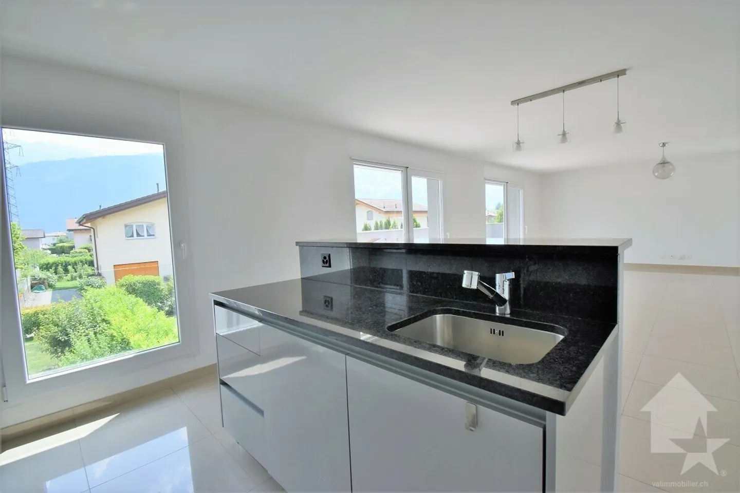 Attique de 4.5 pièces avec une grande terrasse et 3 places de parcs - Foto 8 von 13