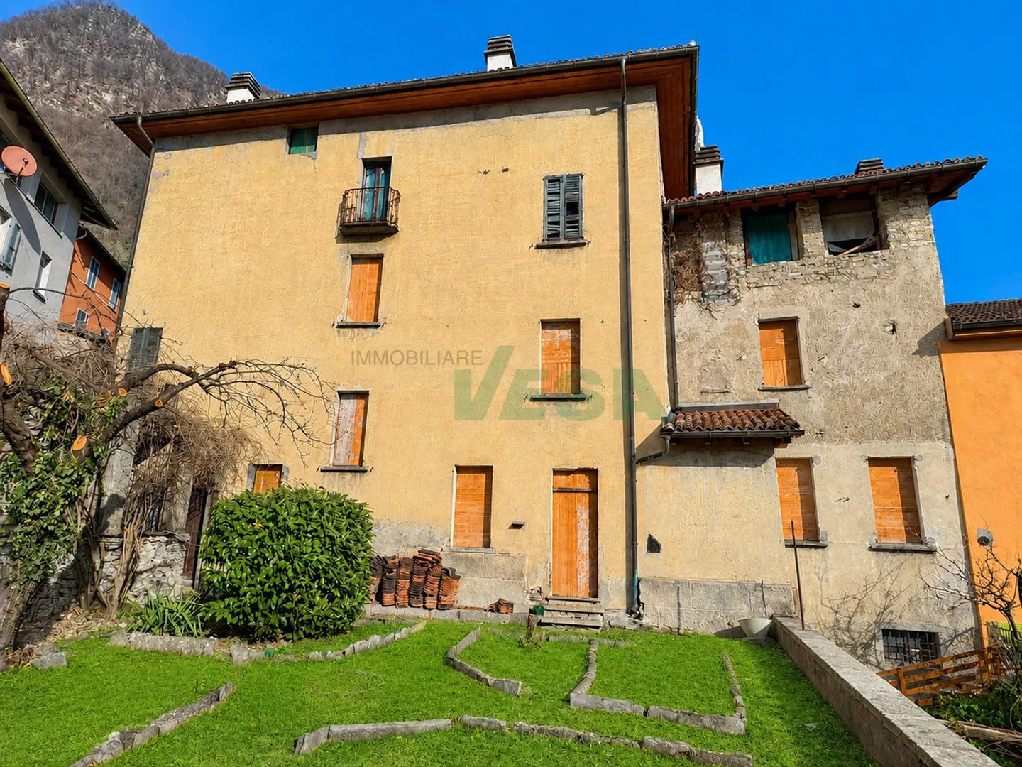 Splendid property with ancient palace, rustic house and beautiful garden - Photo 2 of 13