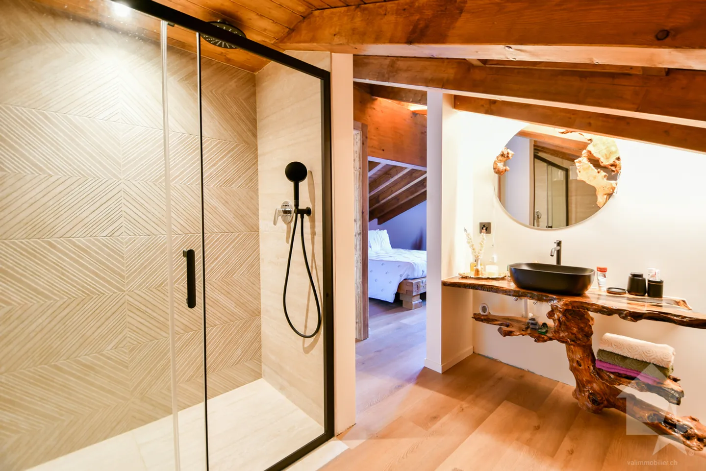 Magnificent character chalet fully renovated - Photo 9 of 13