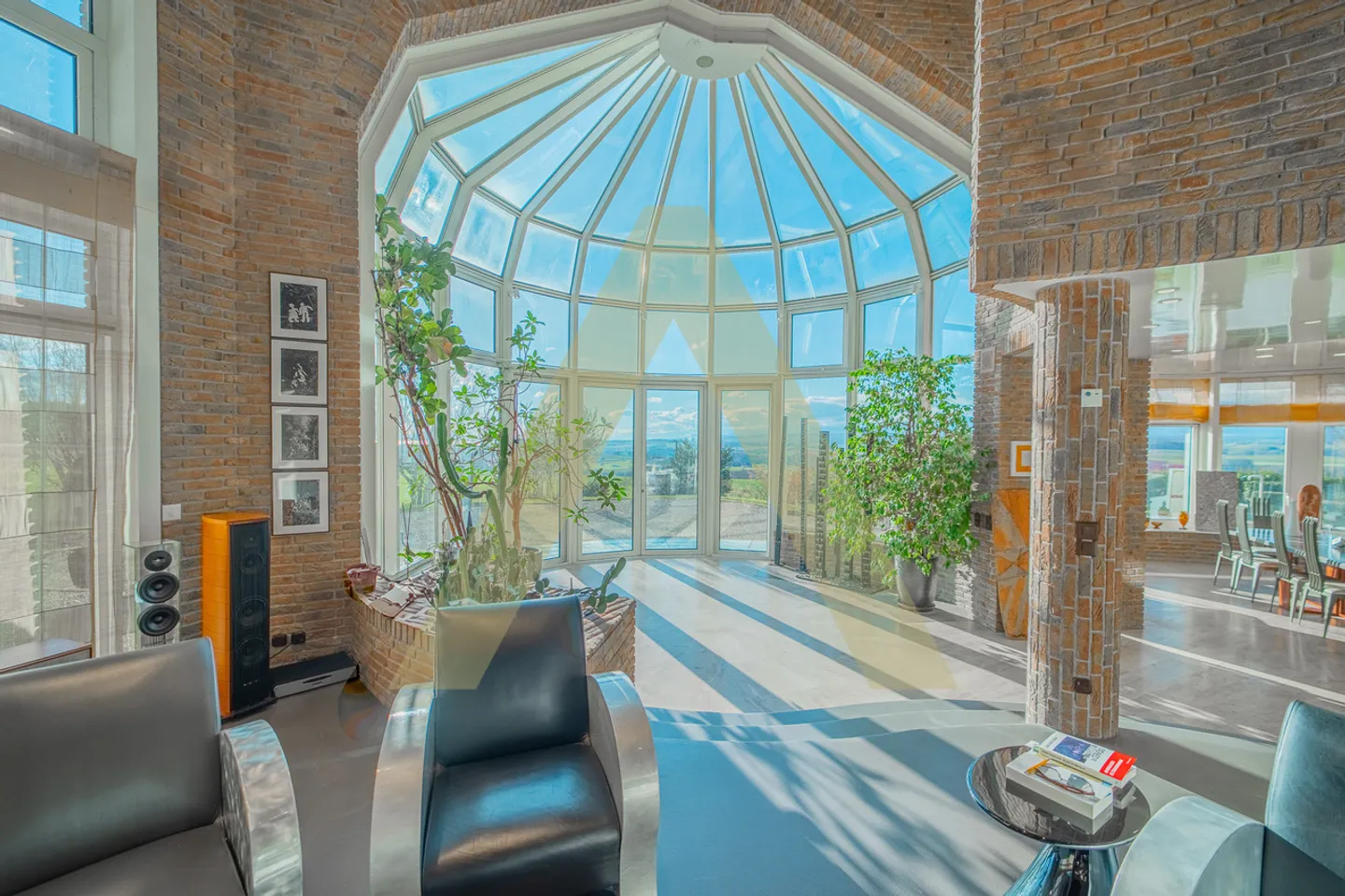 Ungewöhnliches Architektenobjekt mit großen Volumen - Foto 1 von 13