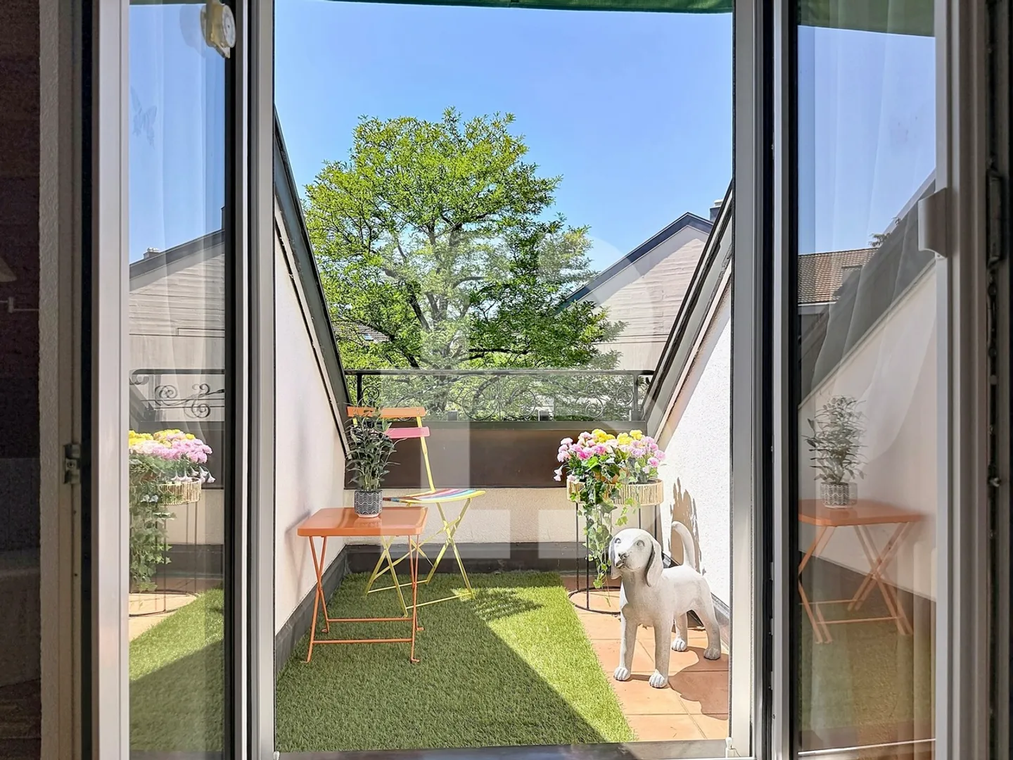 Charmant duplex en attique avec deux chambres - Photo 4 of 9