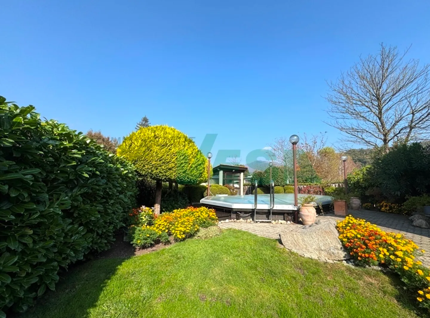 Cozy single-storey villa with beautiful garden and pool - Photo 9 of 13