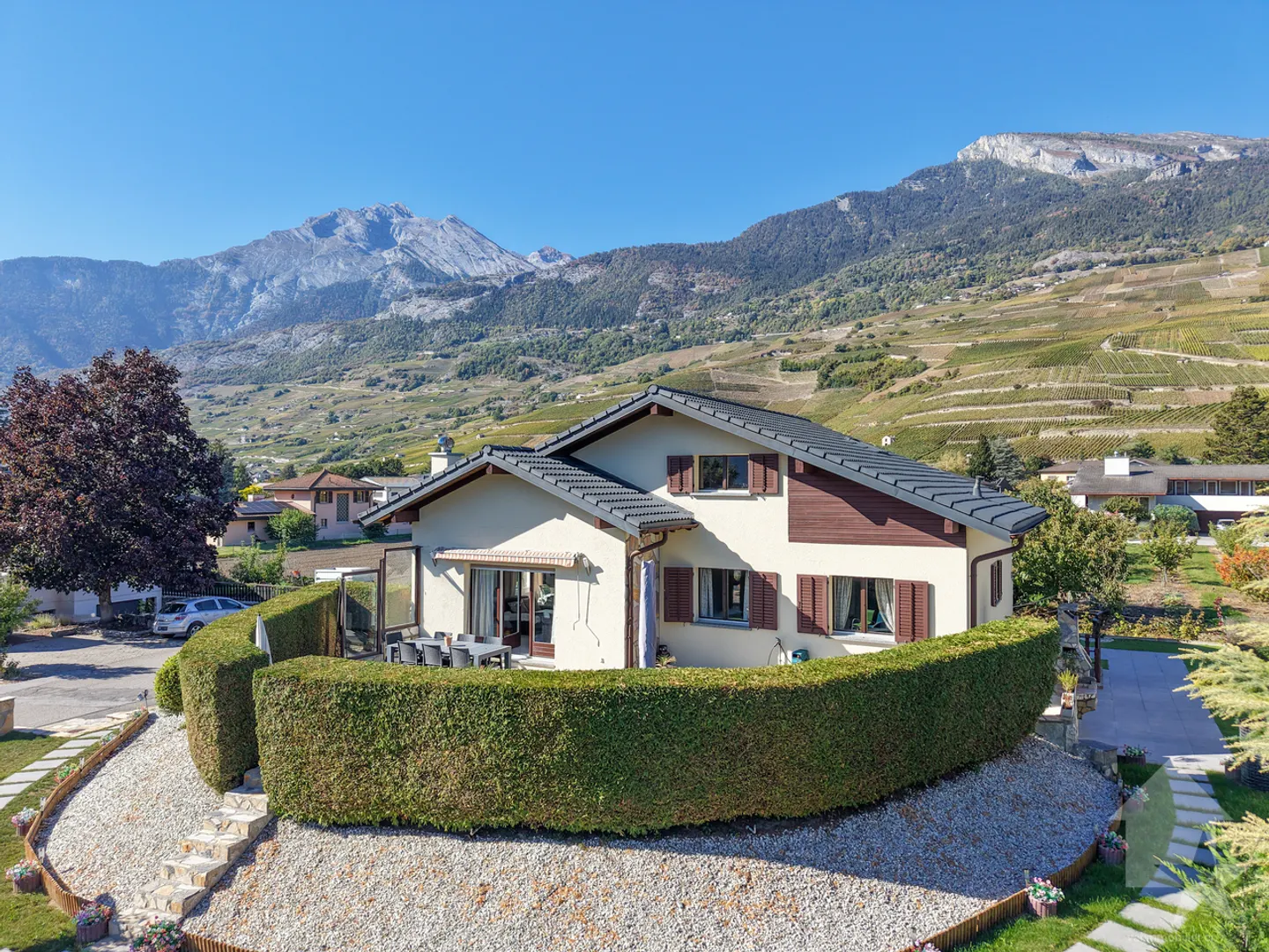 Casa di villaggio ristrutturata con 7,5 stanze, grande giardino e terrazze - Foto 7 di 13