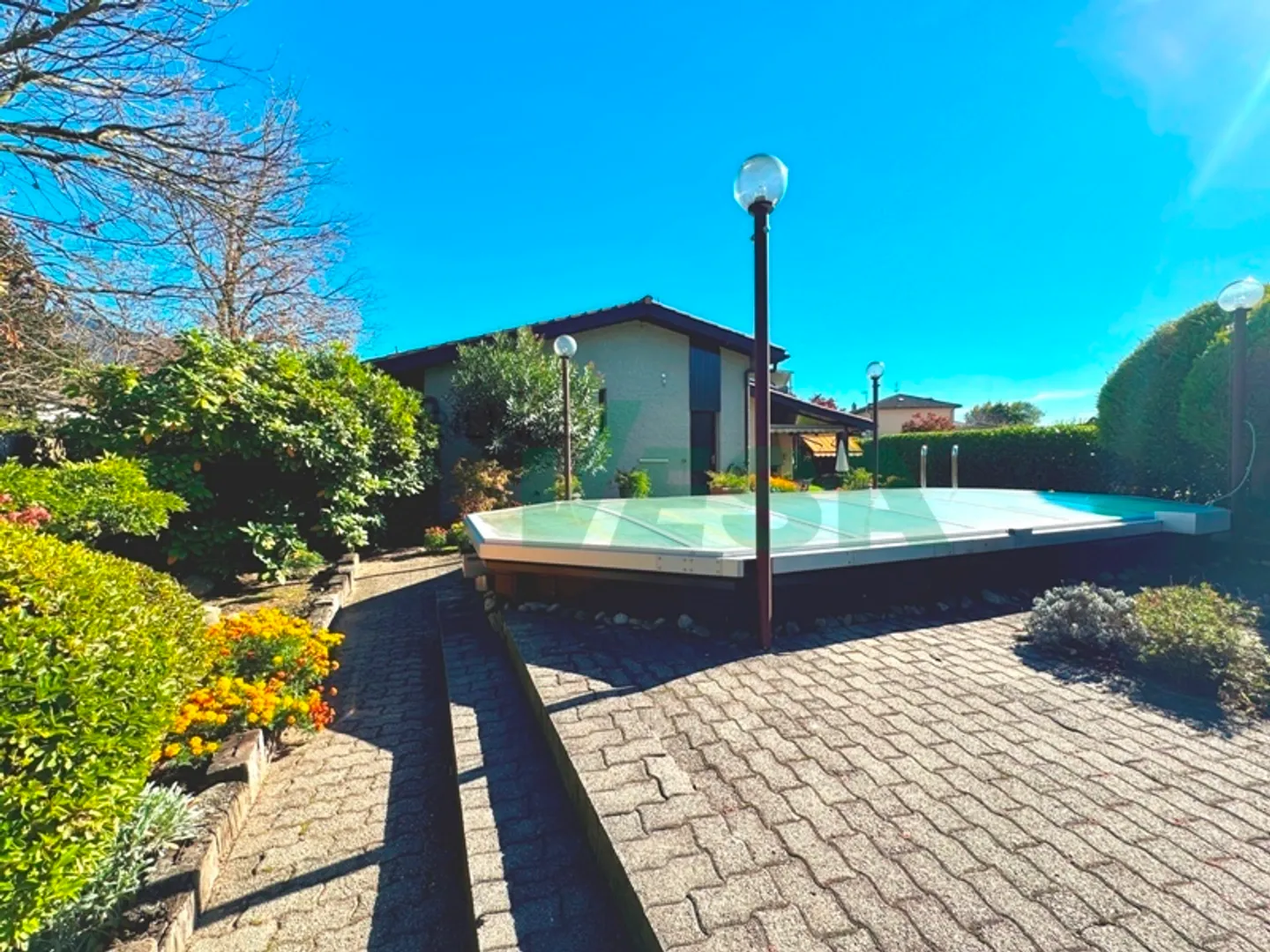 Cozy single-storey villa with beautiful garden and pool - Photo 2 of 13