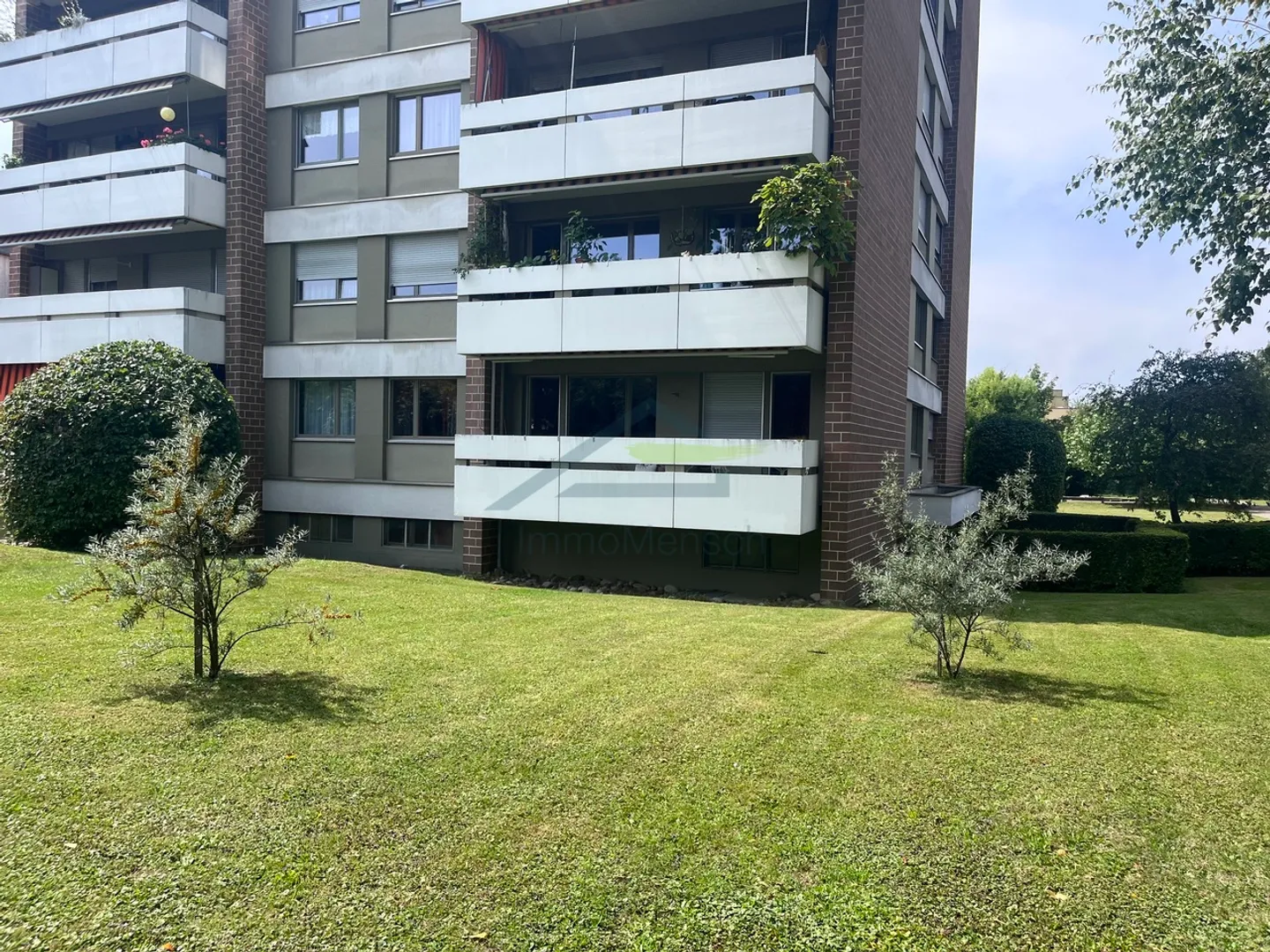 Grande appartement de 3.5 pièces (anciennement 4.5 pièces) dans le populaire Therwil - Photo 2 sur 9