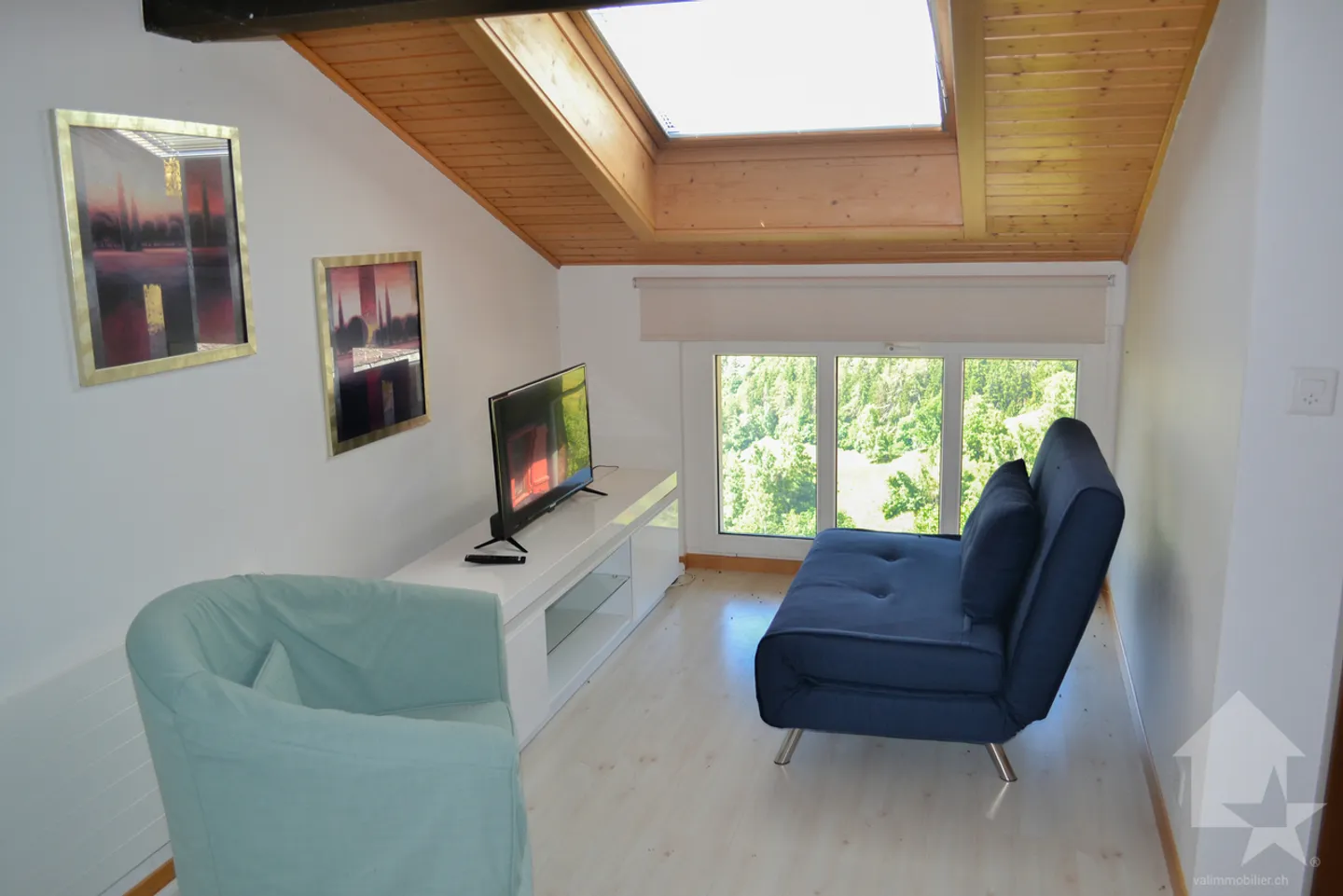 2,5-Zimmer-Wohnung von 42 m2 im Dachgeschoss mit Blick auf die Alpen - Foto 1 von 13