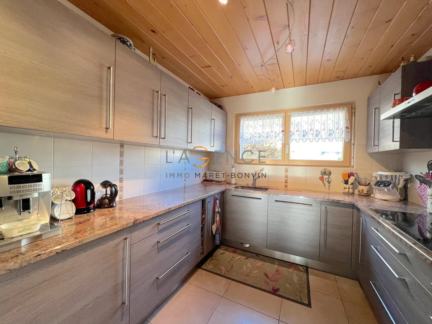 SPACIOUS AND BRIGHT VILLA OF 6.5 ROOMS WITH 1013 M2 OF LAND - Photo 3 of 9