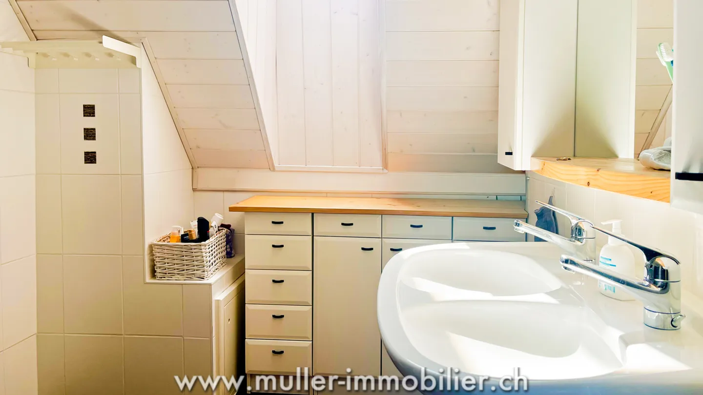 Large villa with 3 independent apartments and commercial display - Photo 7 of 13