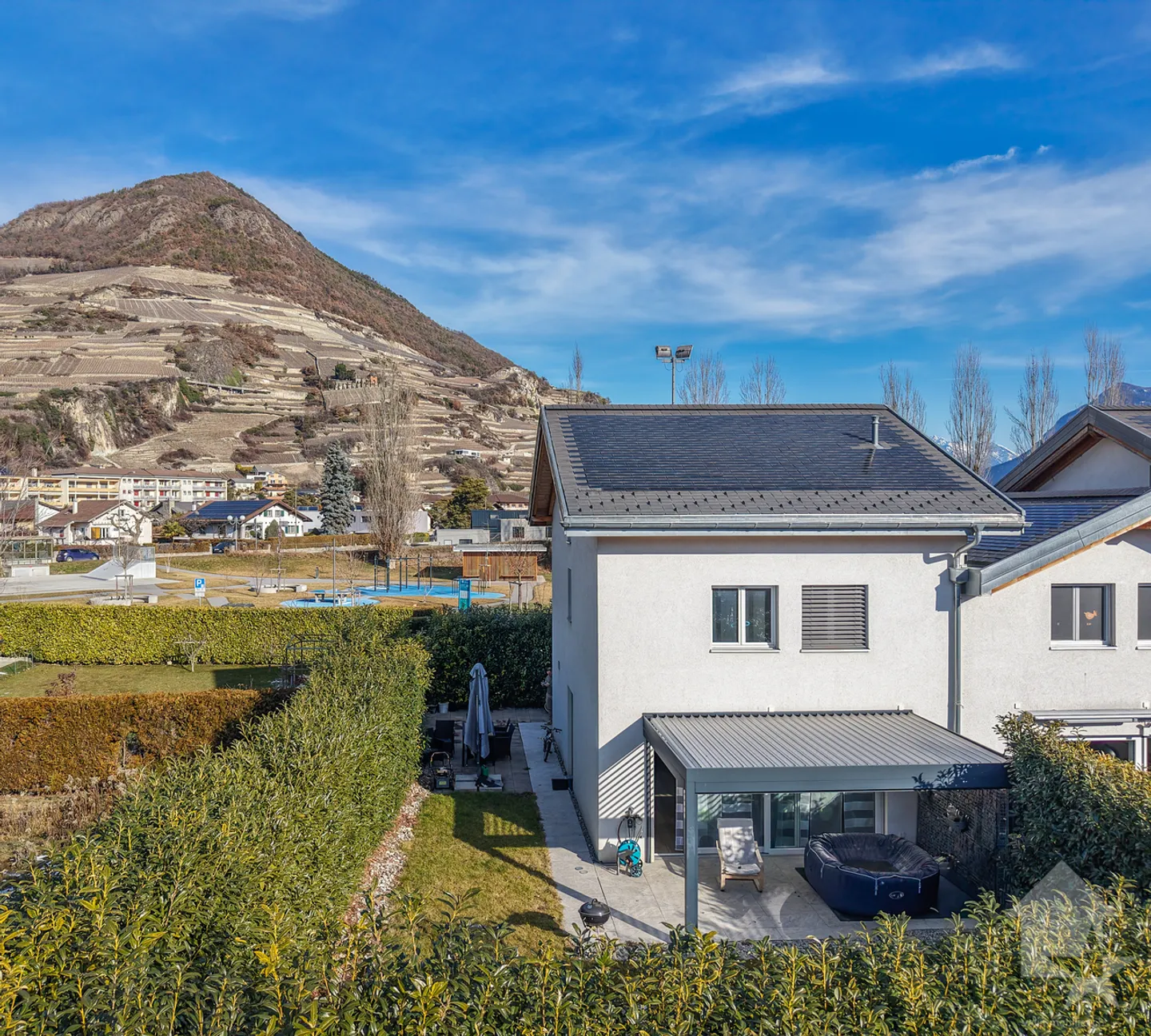 Villa moderne de 6 pièces contiguë avec de beaux espaces extérieurs - Foto 4 von 13