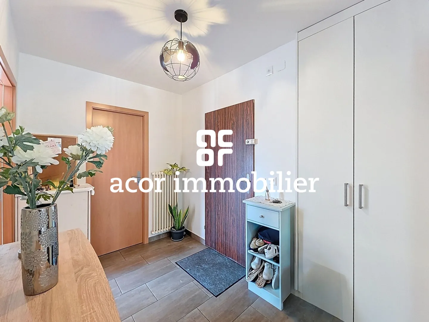 Renovated 4.5-room apartment with garage box - Photo 4 of 5