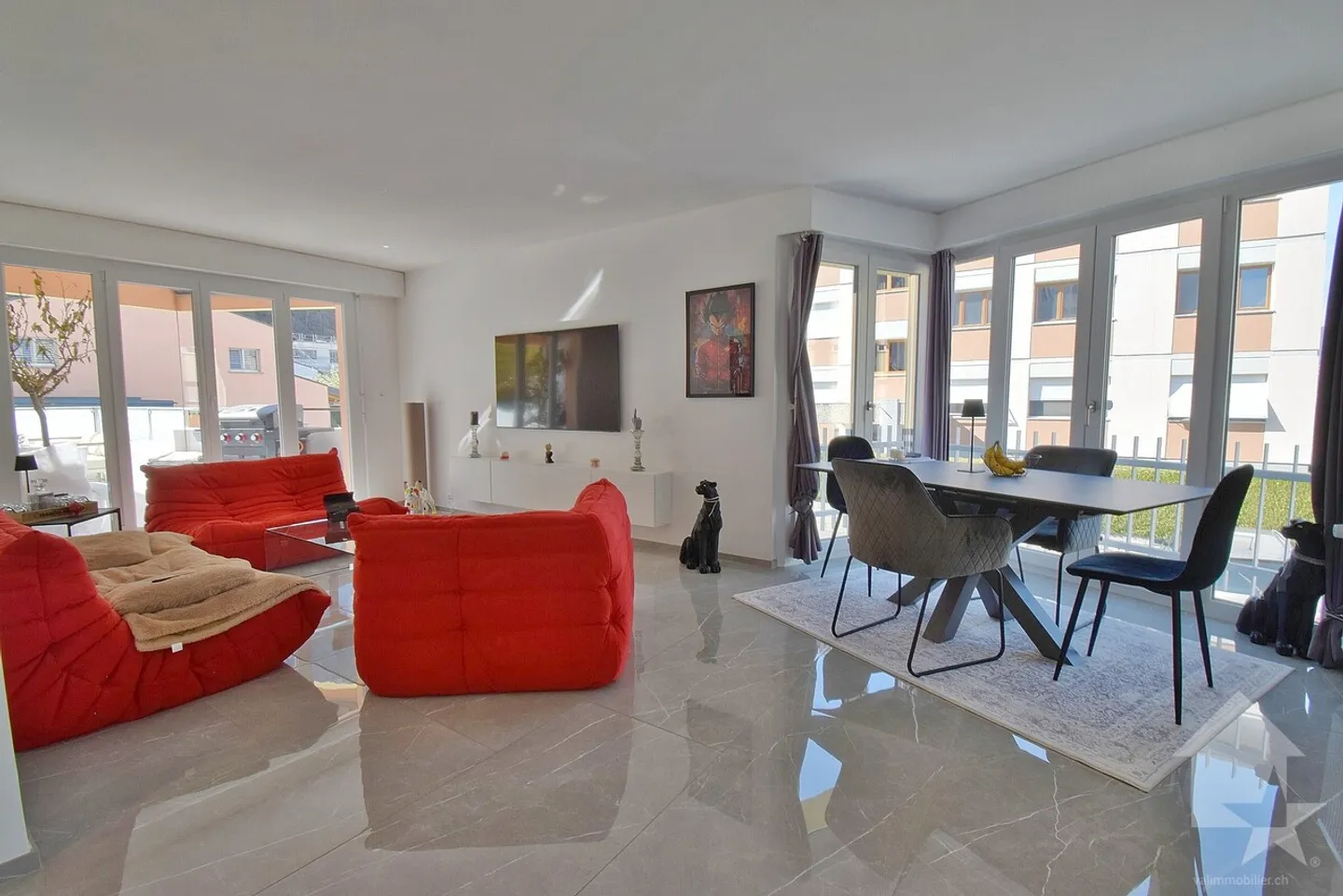 Schöne 4,5-Zimmer-Wohnung, komplett renoviert und mit einer großen Terrasse! - Foto 2 von 13