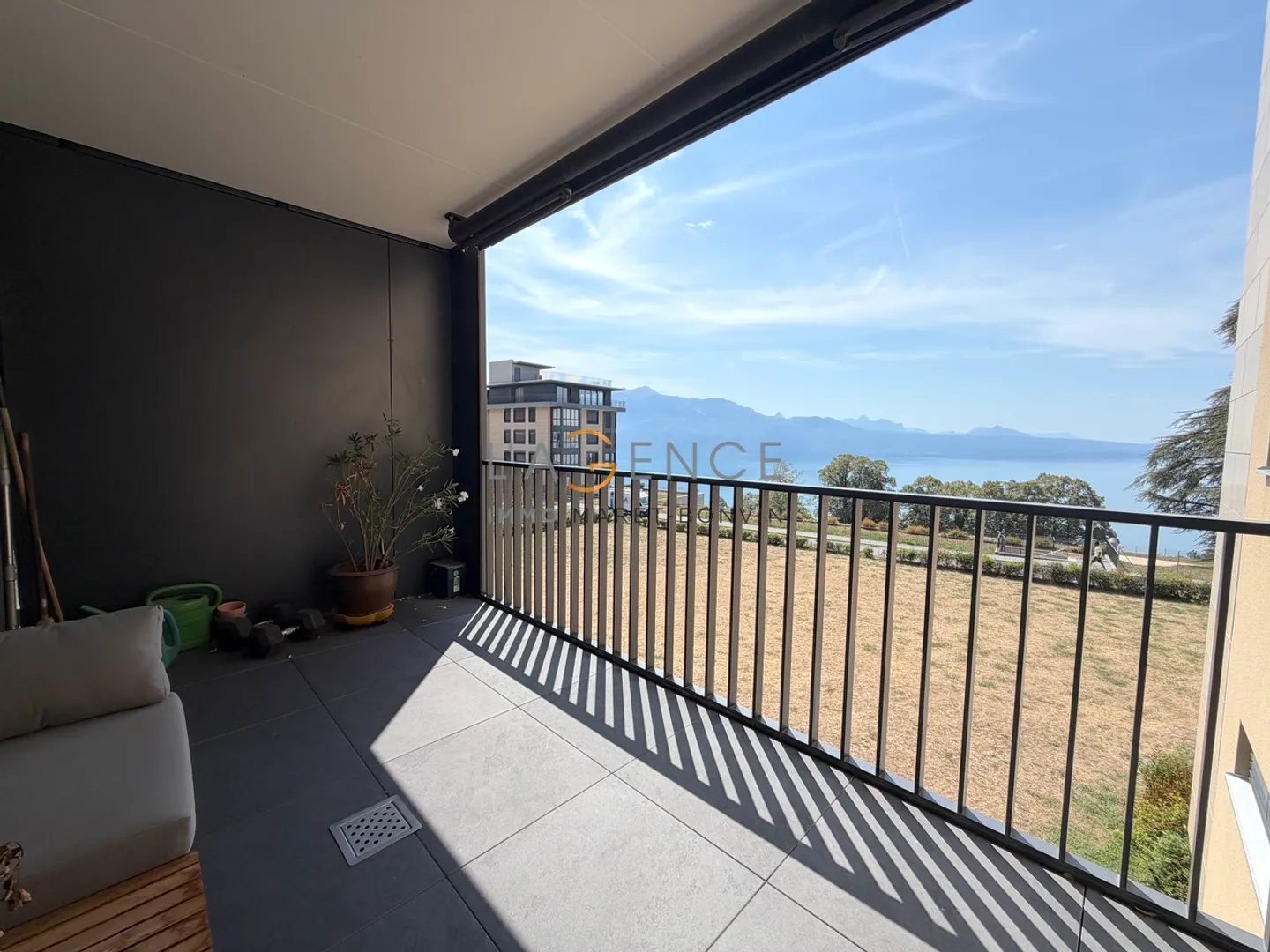Appartement 3,5 pièces avec grand balcon, piscine et vue sur le lac - Photo 7 sur 8