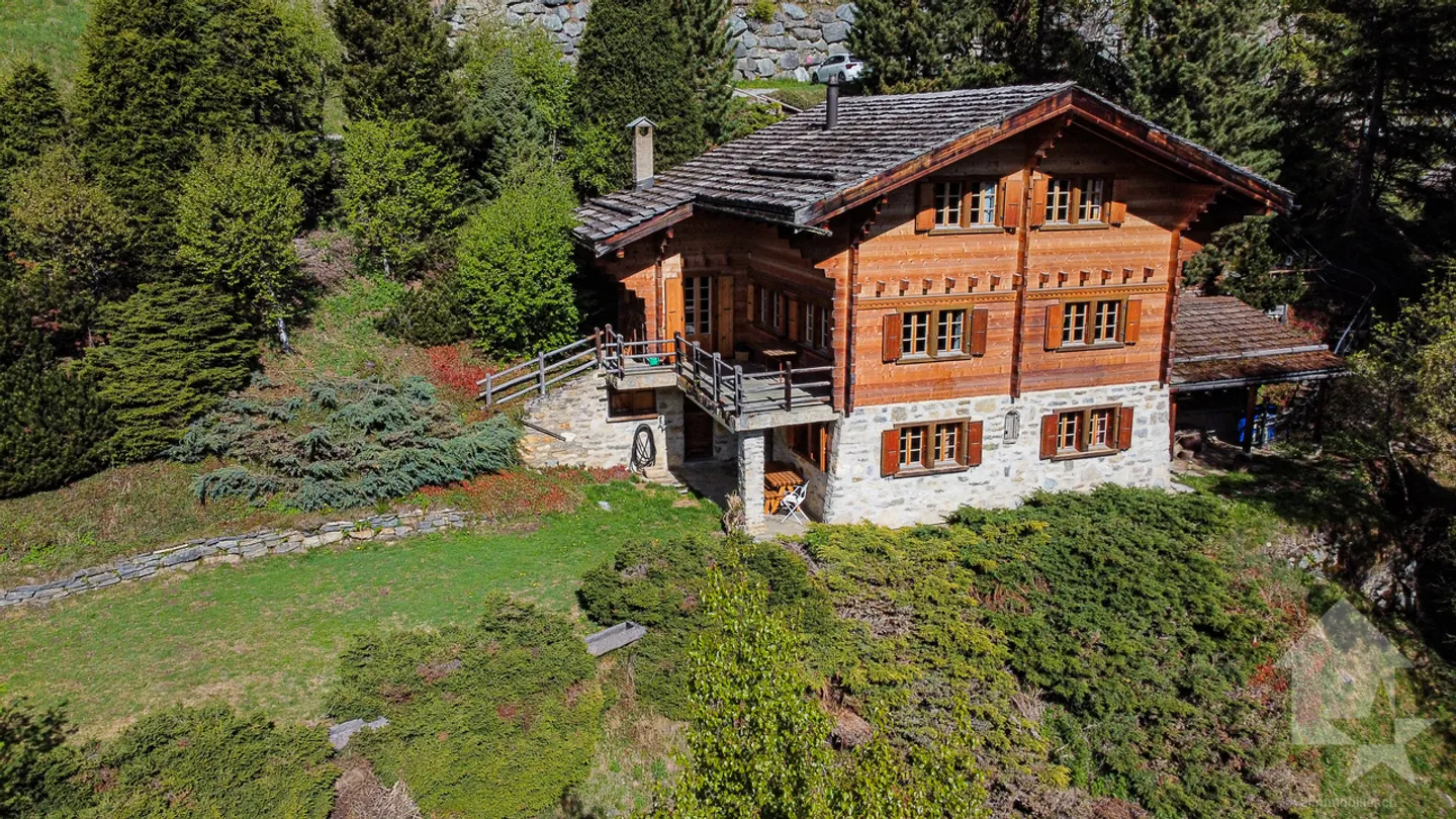Charmantes Chalet mit zwei Wohnungen - eine 5.5-Zimmer-Maisonettewohnung und eine 2.5-Zimmer-Wohnung im Erdgeschoss - Foto 2 von 13