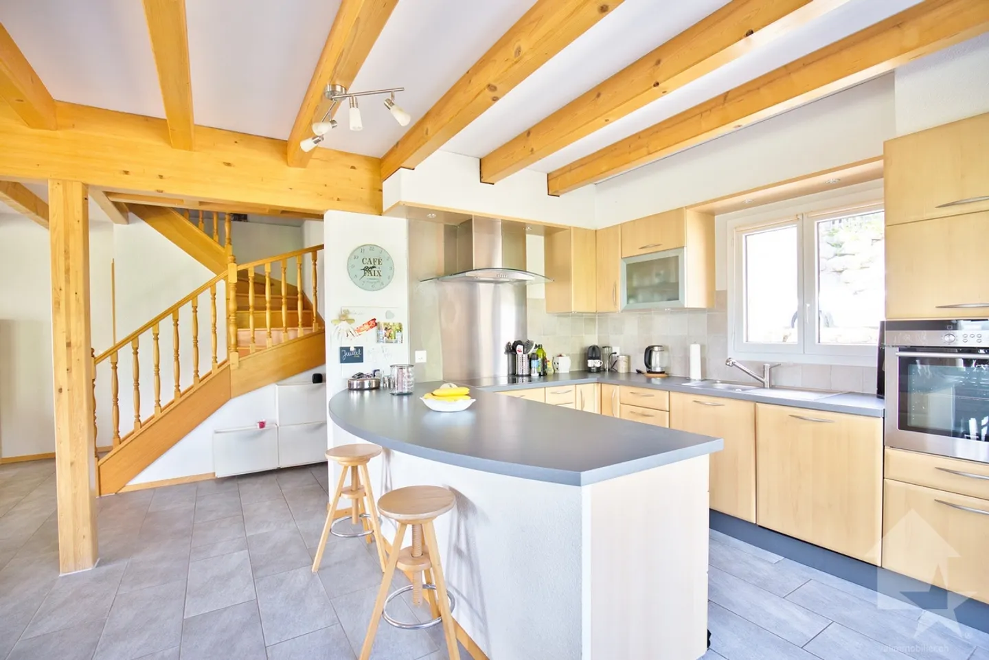 Stunning semi-detached house by the garage - Photo 3 of 13