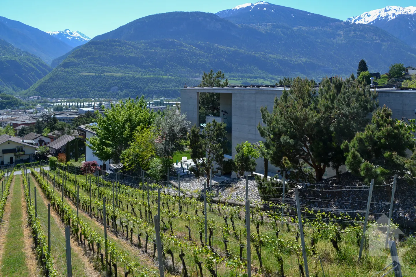 Wunderschönes Grundstück mit Blick auf Sierre in einer Villengegend von 1'099 m2 - Foto 2 von 9