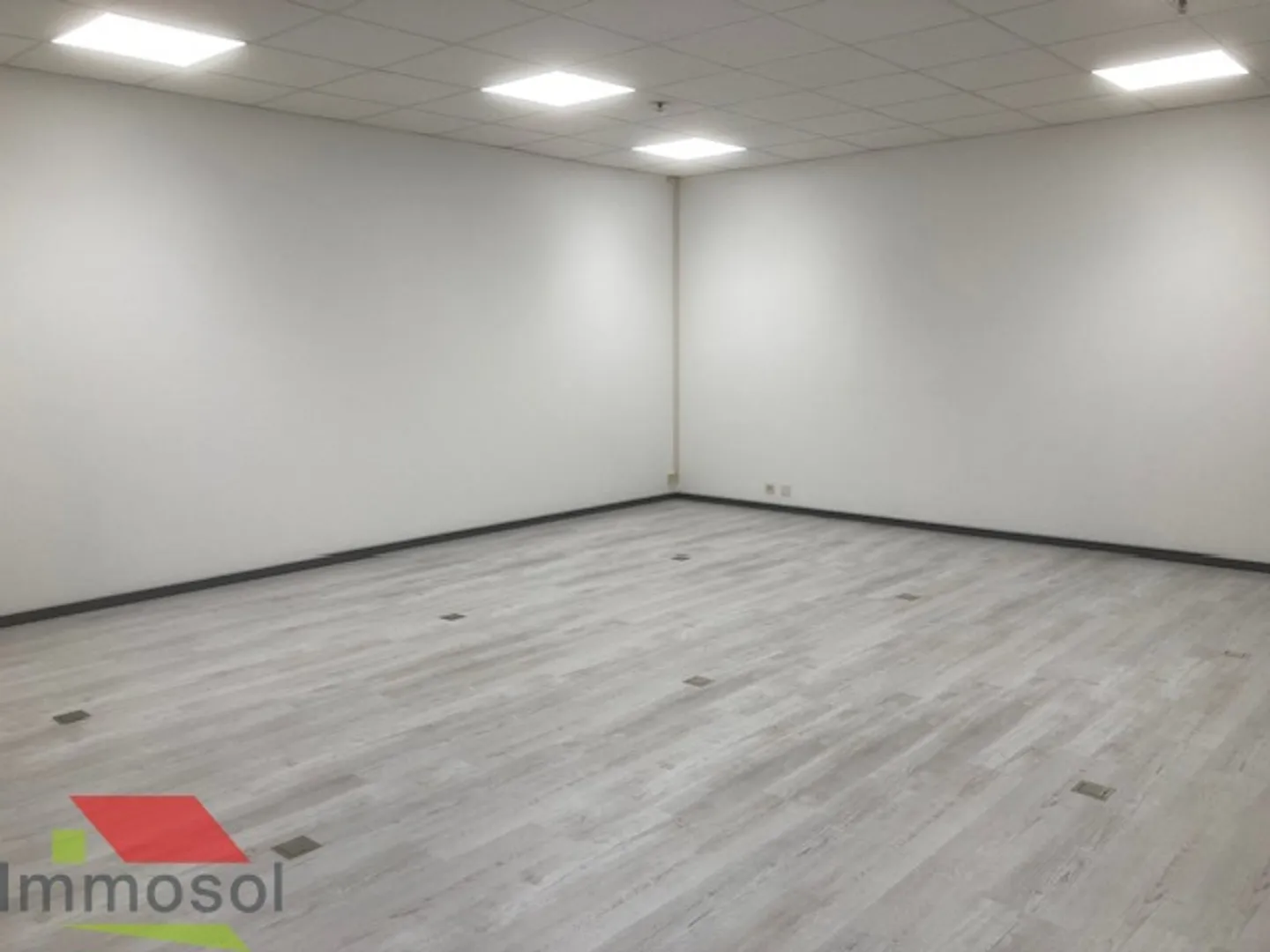 For rent: commercial spaces with beautiful natural light - Photo 3 of 5