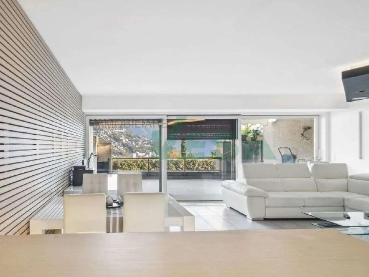 Moderno e luminoso appartamento 2 locali con splendida vista lago - Foto 2 von 11
