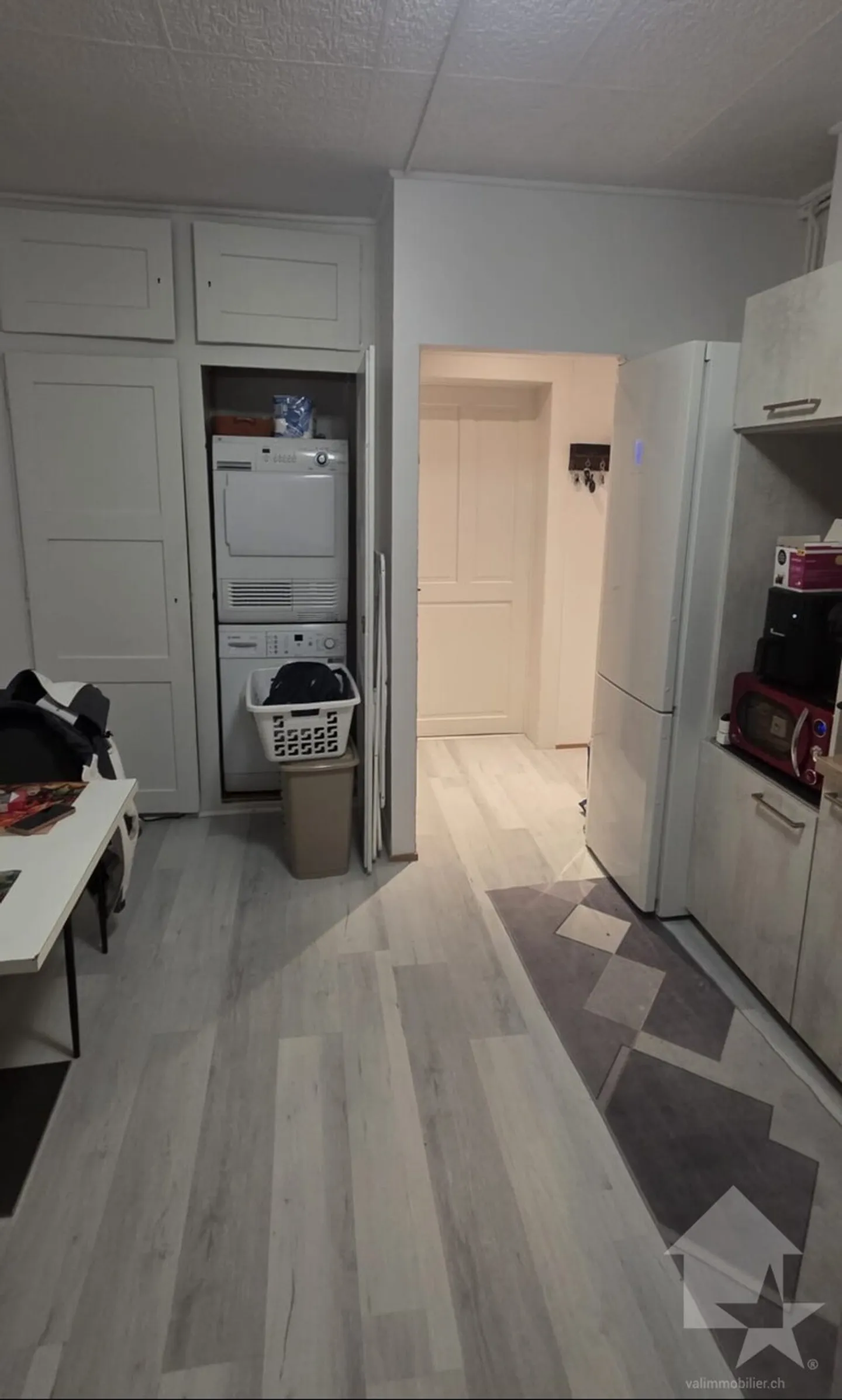 Schöne 2.5 Zimmer Wohnung, komplett renoviert mit einer Garagenbox! - Foto 5 von 7
