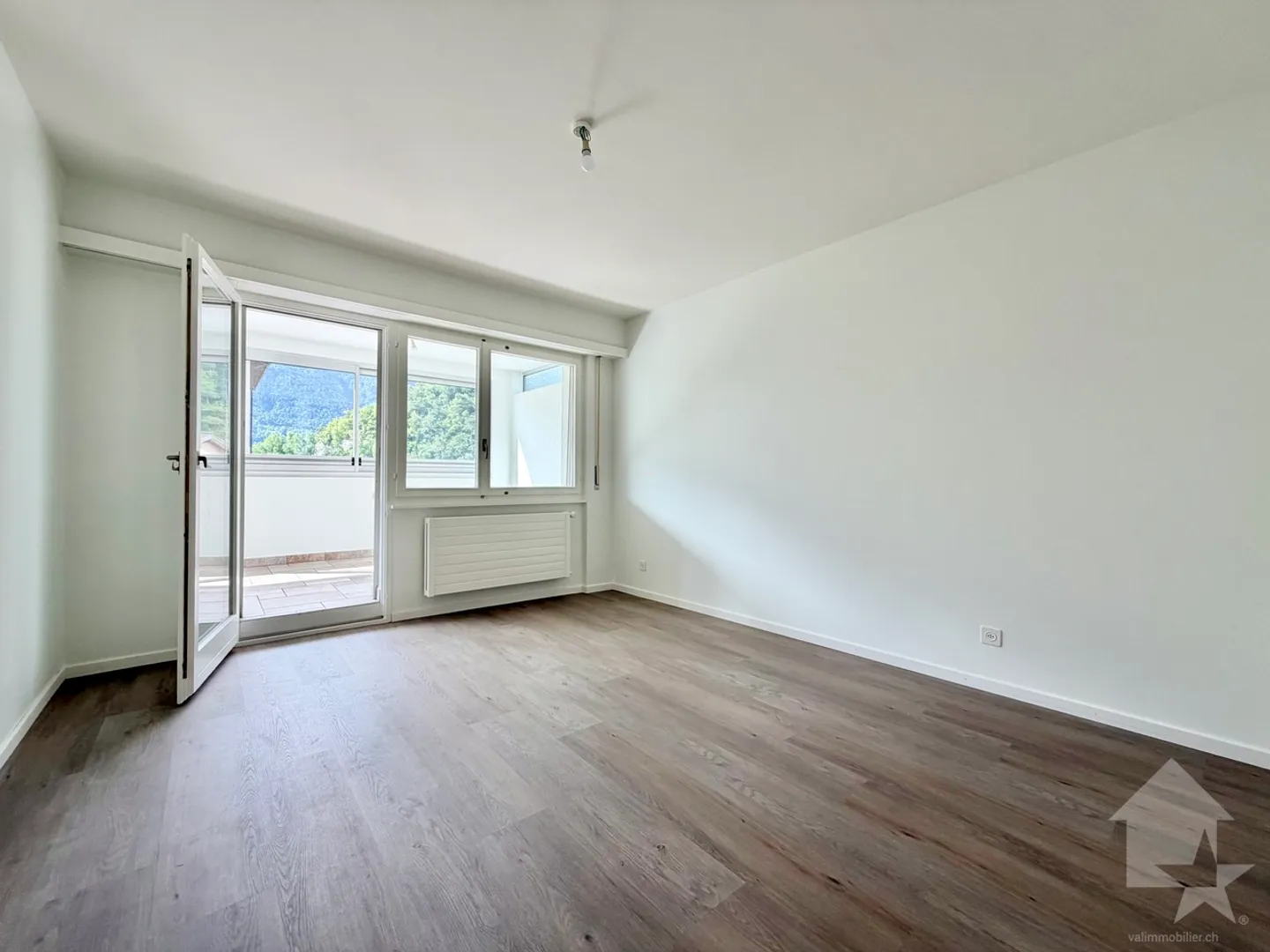 Durchgangswohnung von 115 m2, Garagenbox, Park, Keller und Dachboden! - Foto 6 von 13