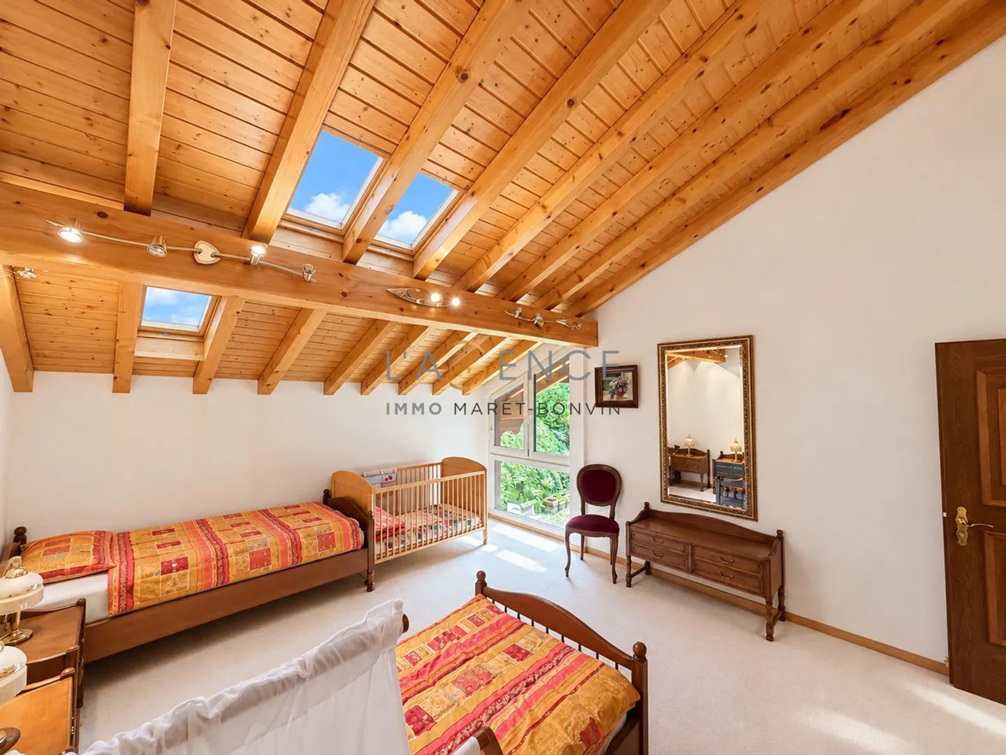 L'eleganza di un grande chalet privato di fronte alle Alpi - Foto 10 di 13