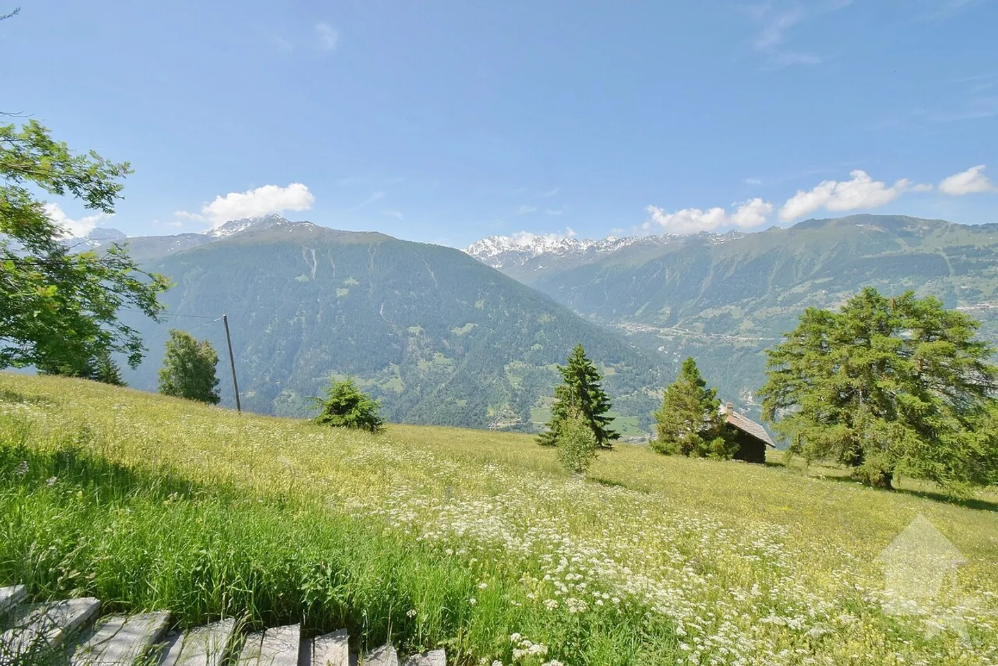 Magnificent mountain chalet in a quiet and spacious area - Photo 10 of 13