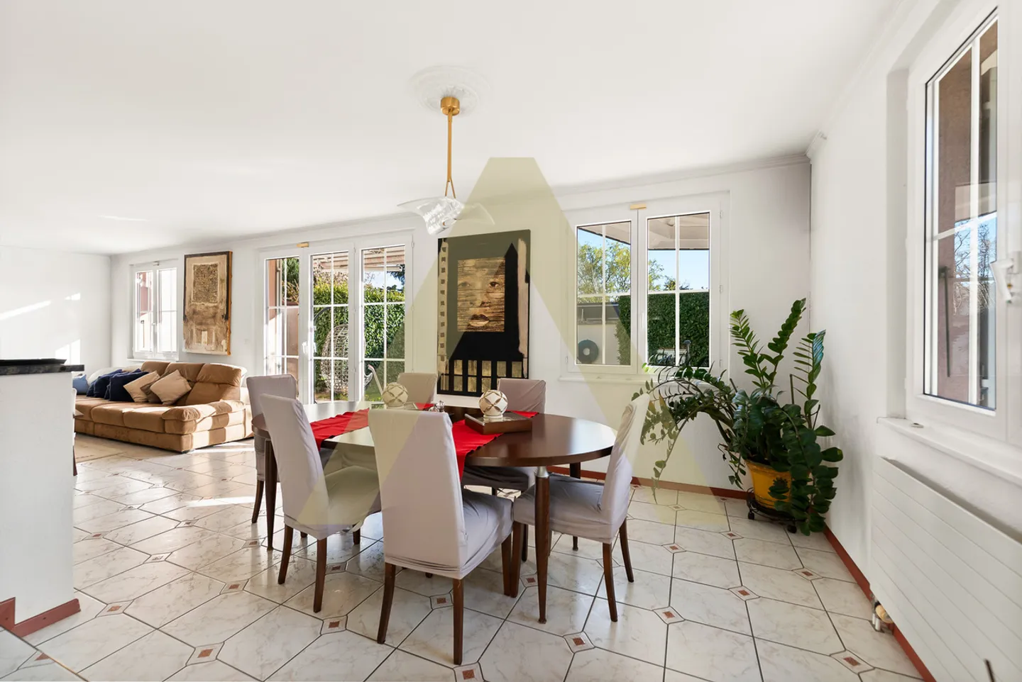 Una villa dai volumi eccezionali, a due passi dalla spiaggia - Foto 5 di 11