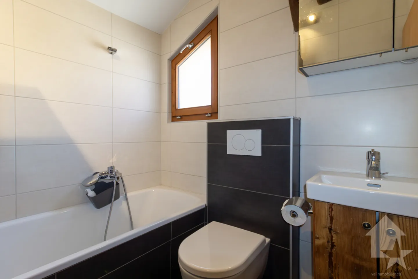 Renovated barn of 4.5 rooms of 107 m2 living space with a 40 m2 garden - Photo 12 of 13