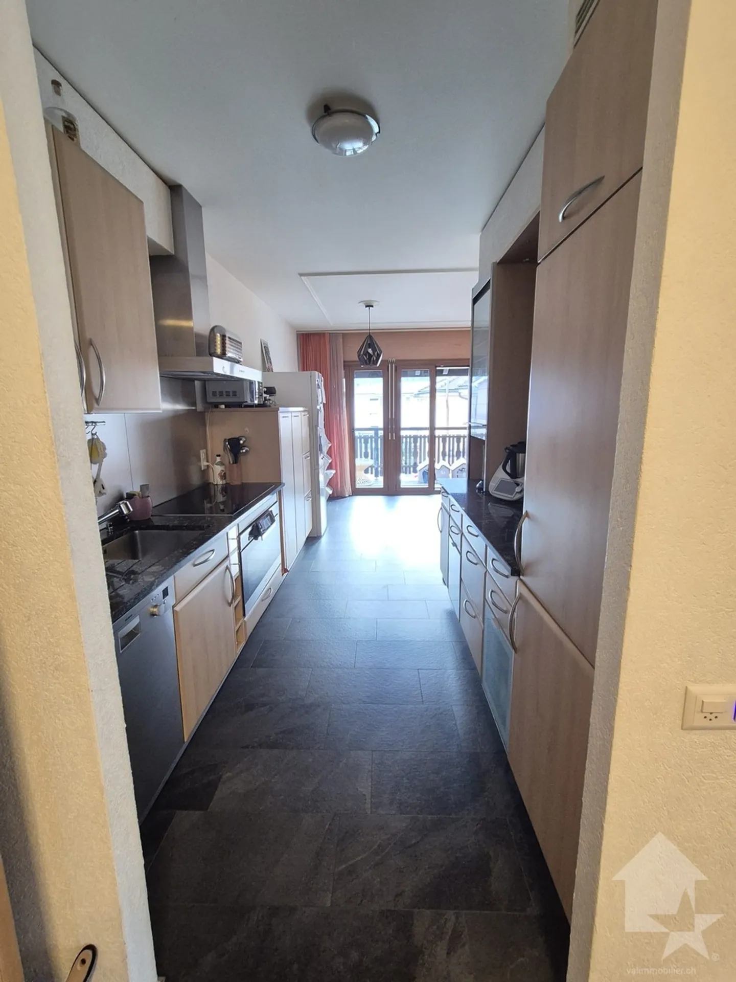 Beautiful 5.5 room apartment, spacious, renovated and including 2 indoor parking spaces! - Photo 6 of 13