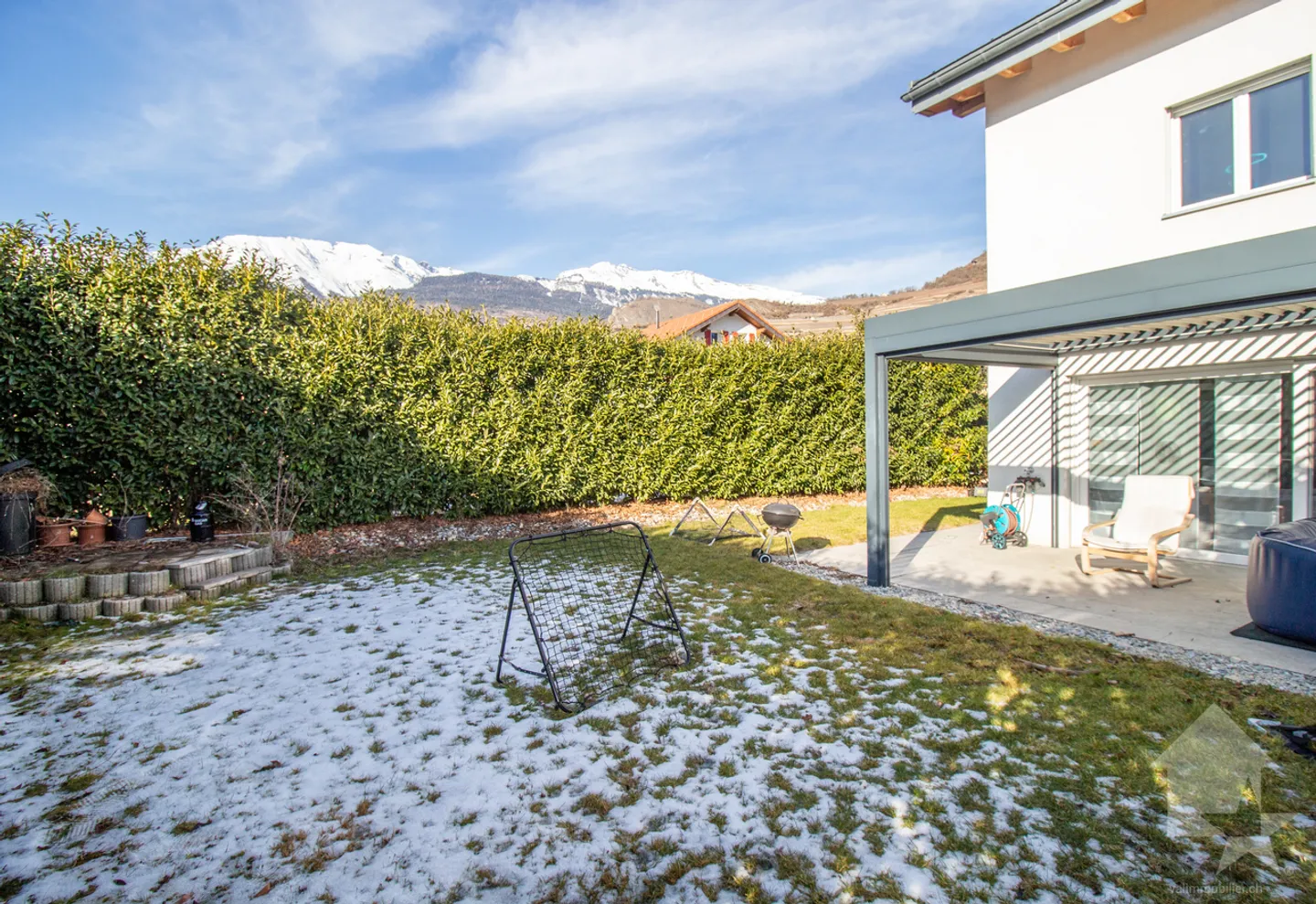 Villa moderne de 6 pièces contiguë avec de beaux espaces extérieurs - Foto 2 von 13