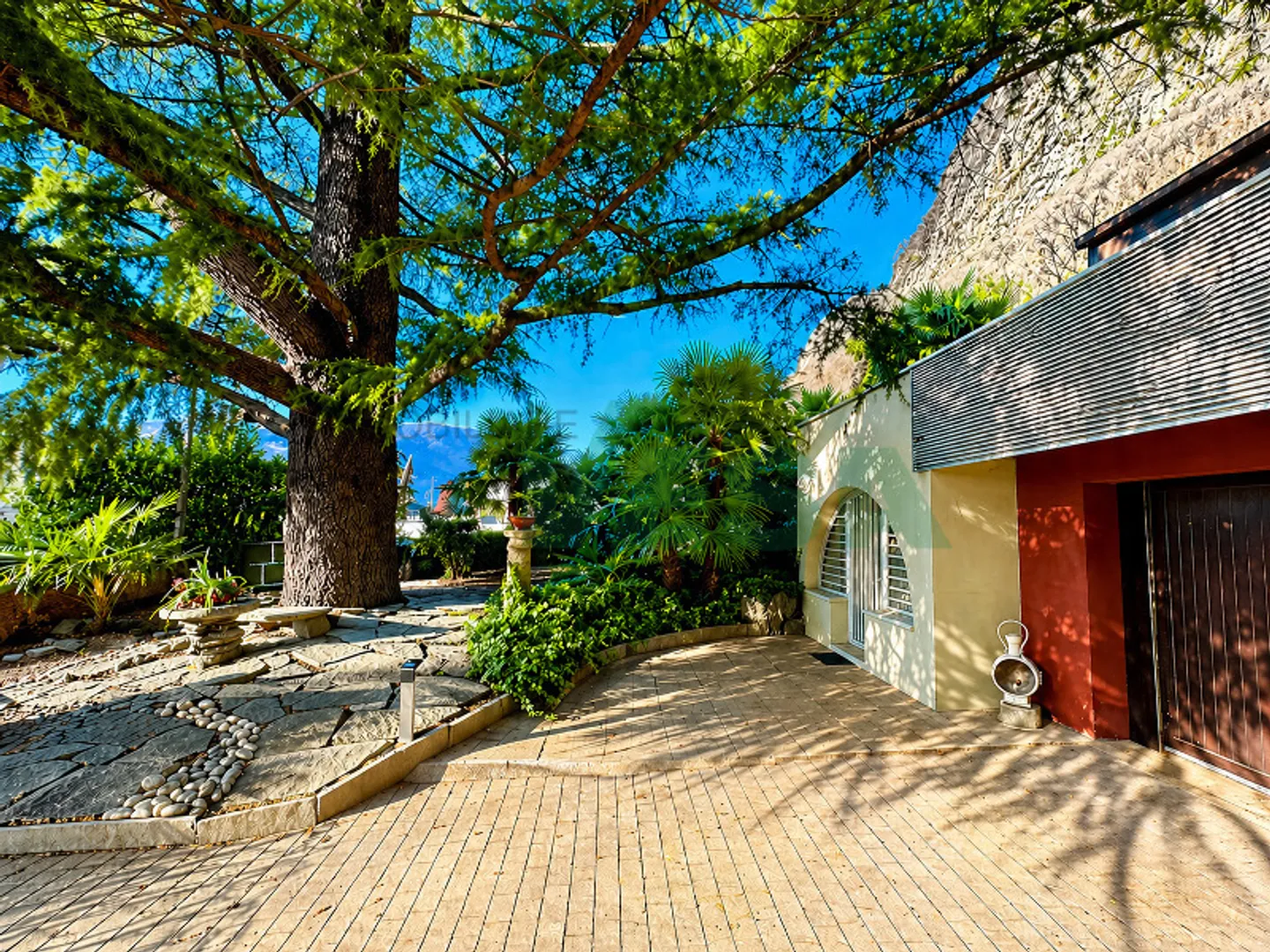 Villa confortable de plain-pied avec un grand beau jardin et une piscine - Photo 5 sur 13