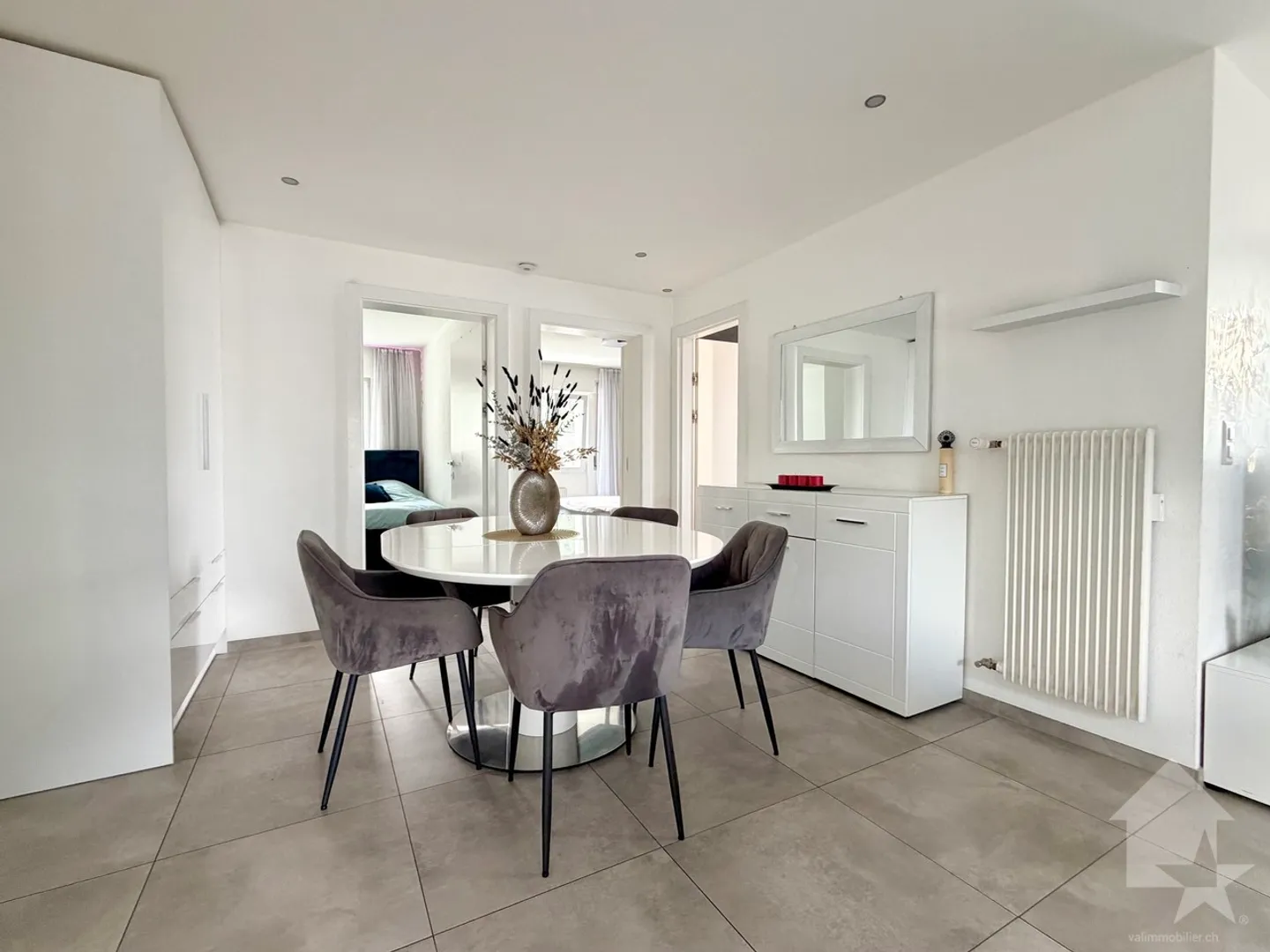 Renovated 3.5-room apartment with parking space - Photo 3 of 13