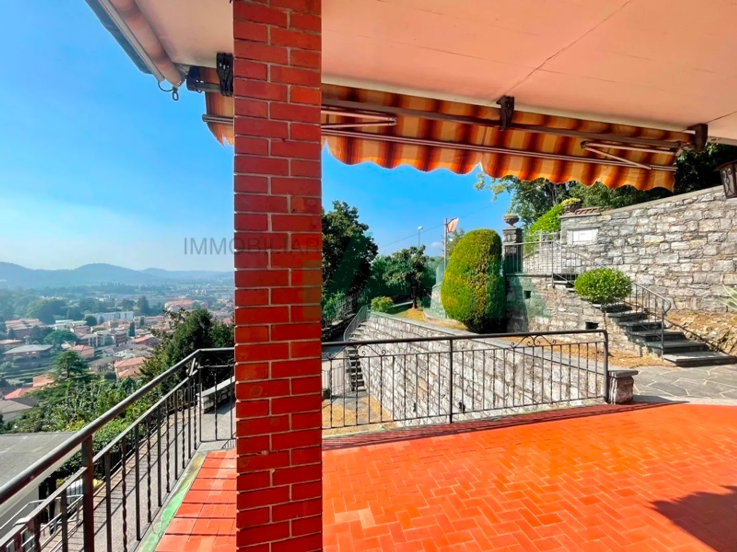 Spaziosa casa con 3 appartamenti (unibili) e con una magnifica vista - Foto 5 von 13