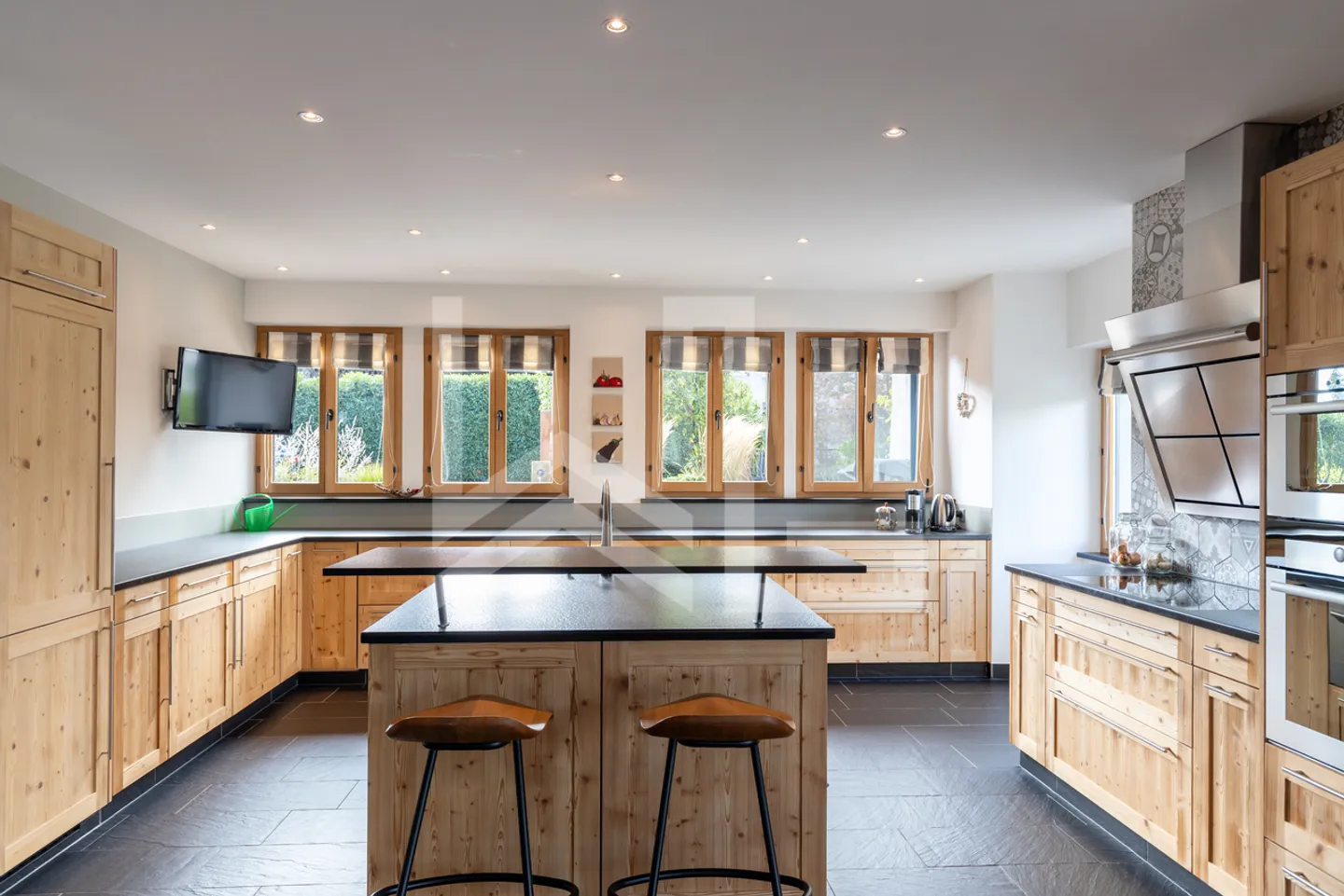 Magnificent equestrian property consisting of 3 dwellings - Photo 6 of 13