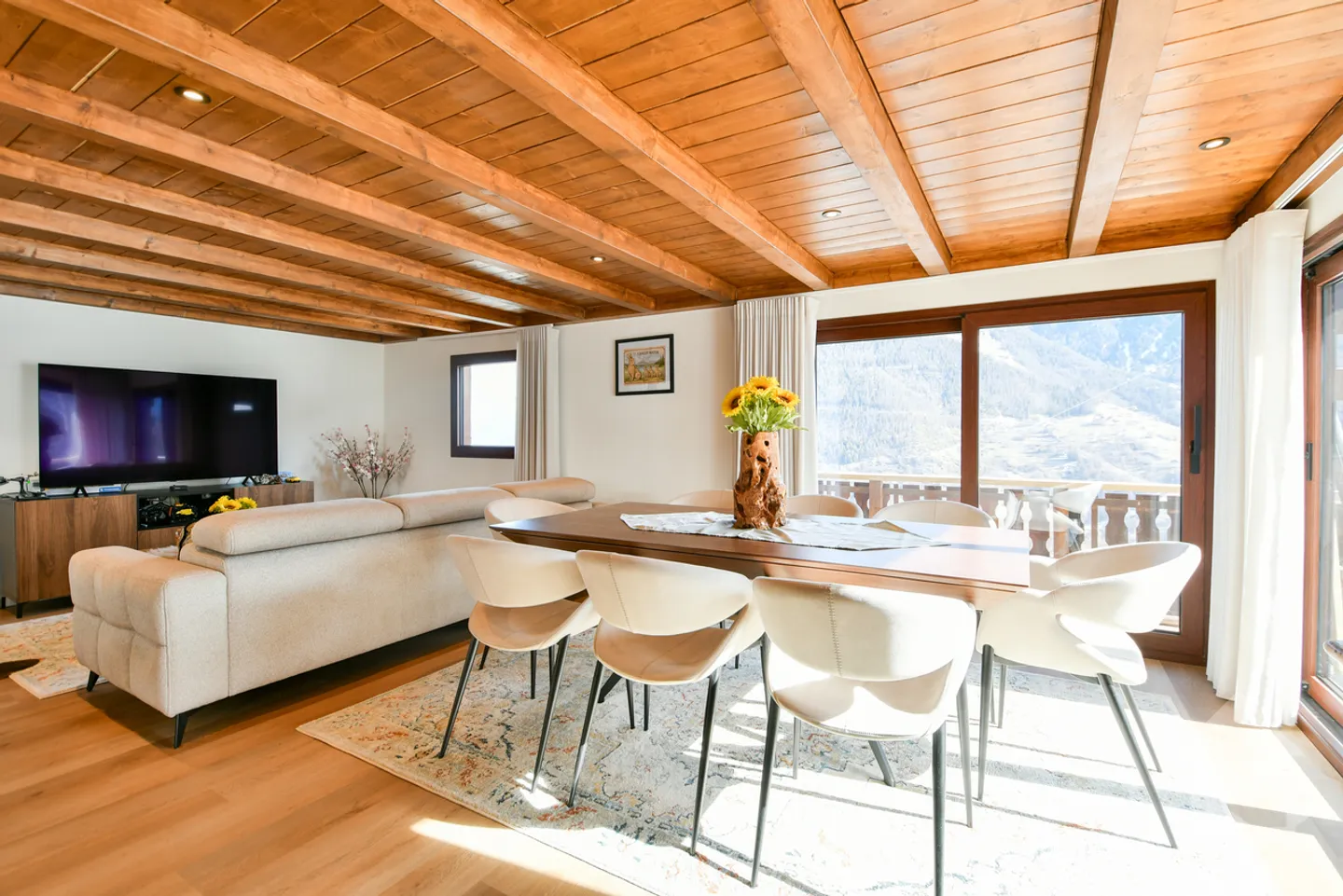 Magnifique chalet de caractère entièrement rénové - Photo 3 of 13