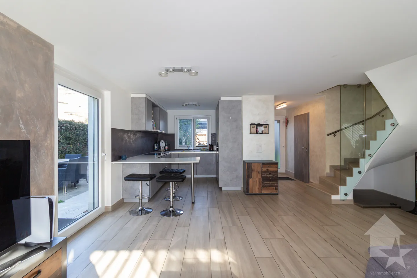 Villa moderne de 6 pièces contiguë avec de beaux espaces extérieurs - Foto 8 von 13
