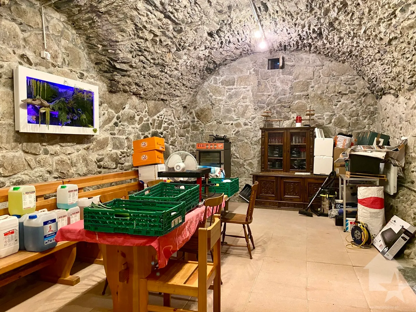 Edificio di 5 appartamenti e un ristorante nel centro del villaggio! - Foto 7 di 13