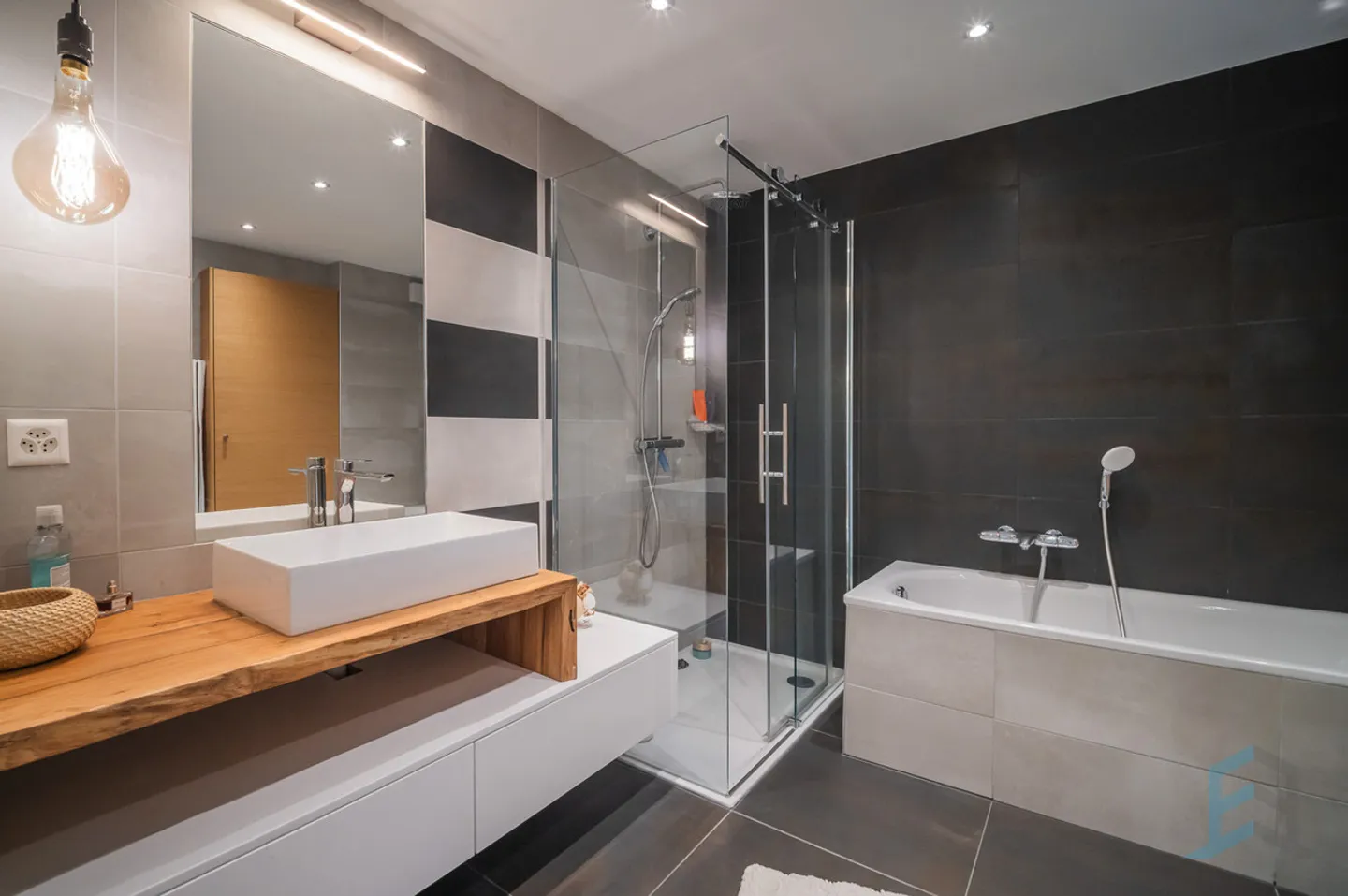 Stunning Semi-Detached Villa - Photo 11 of 13