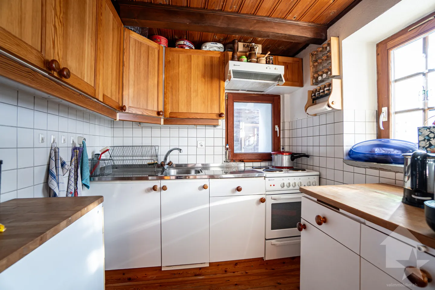 Chalet comprising two independent duplex apartments with convertible barn - Photo 5 of 13