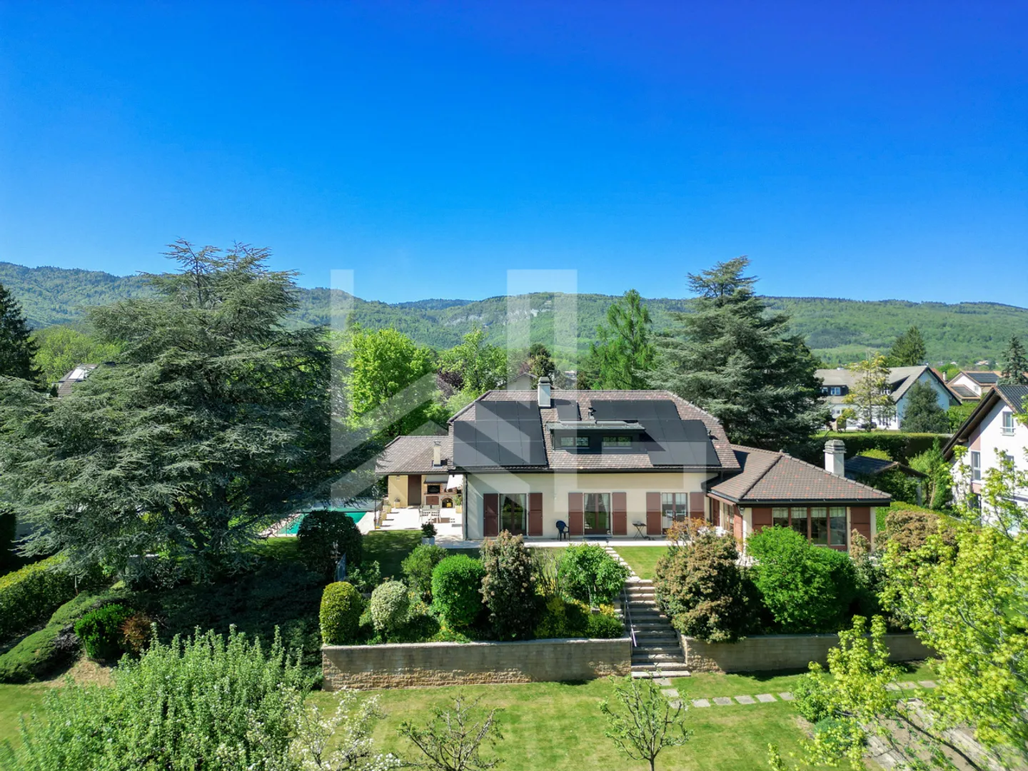 Familienvilla mit großem Garten - Foto 1 von 13